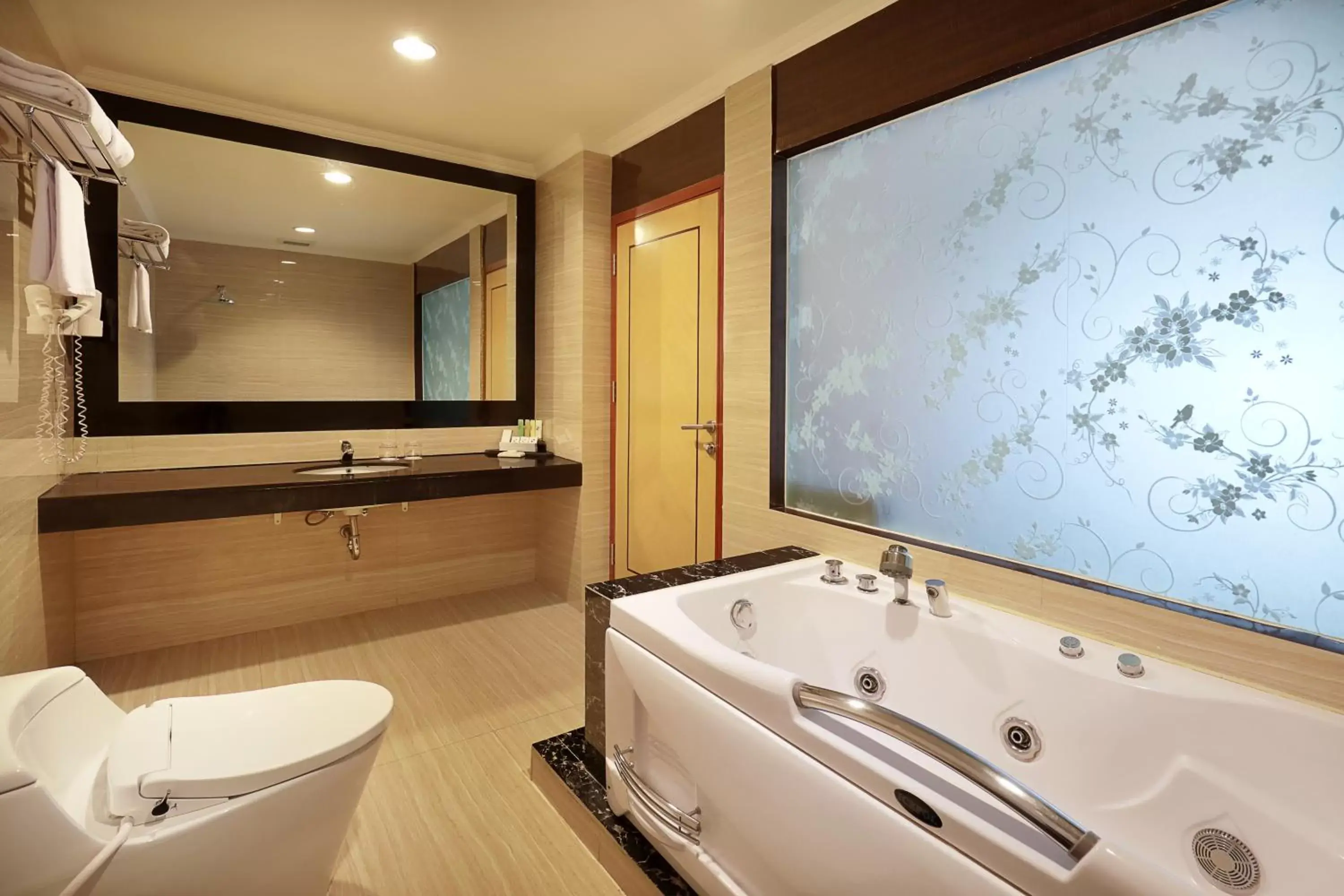 Hot Tub, Bathroom in Swiss-Belhotel Maleosan Manado