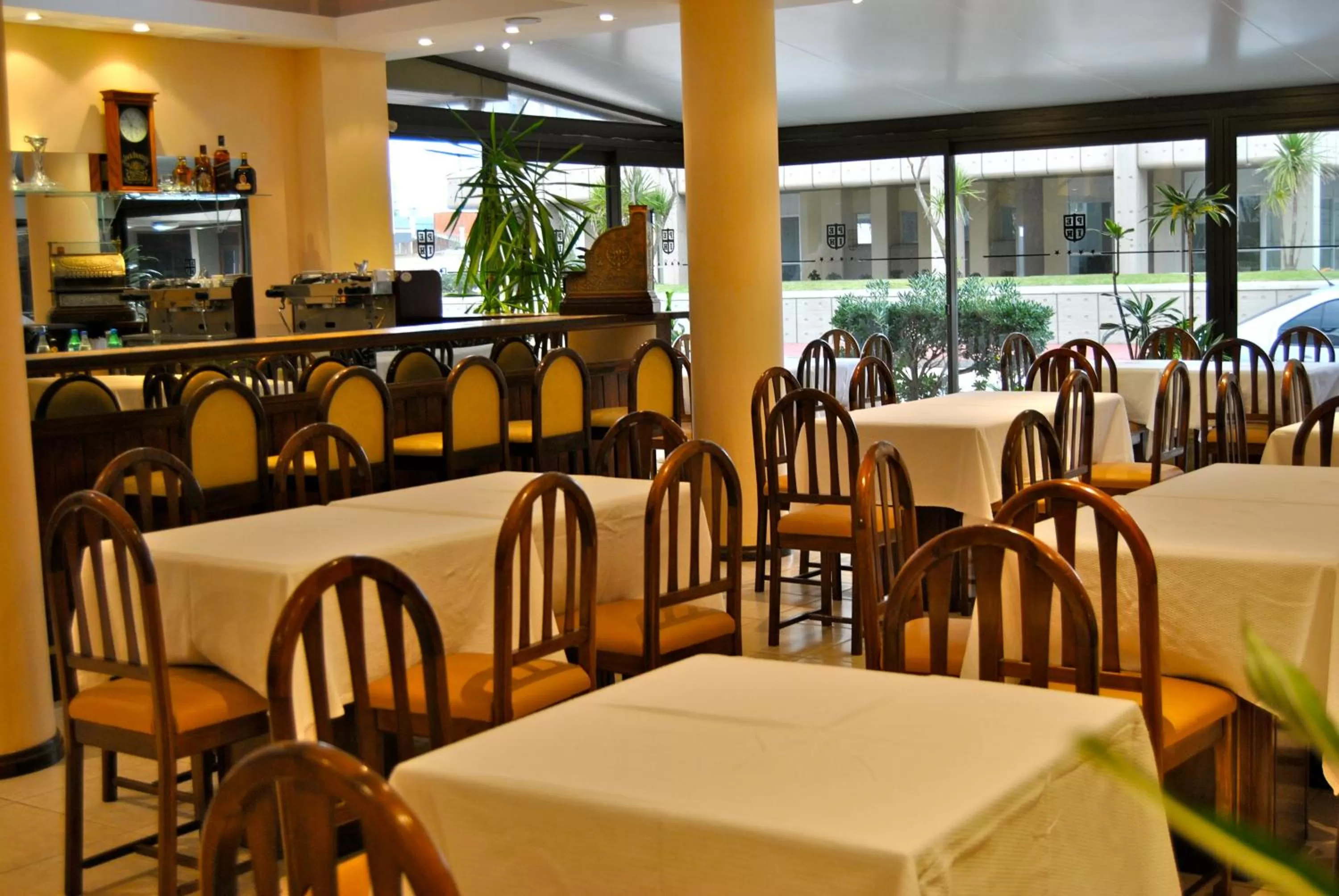 Restaurant/places to eat in Hotel Iberia