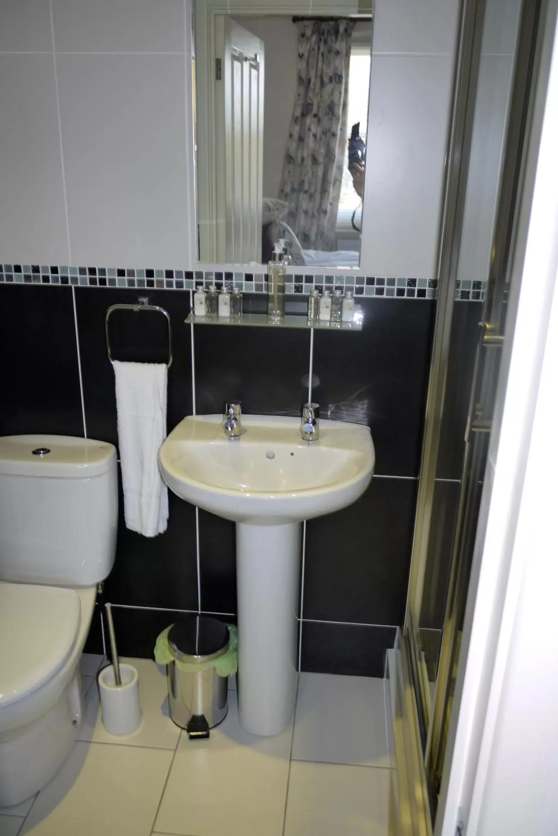 Shower, Bathroom in The Pilot Boat Inn, Isle of Wight