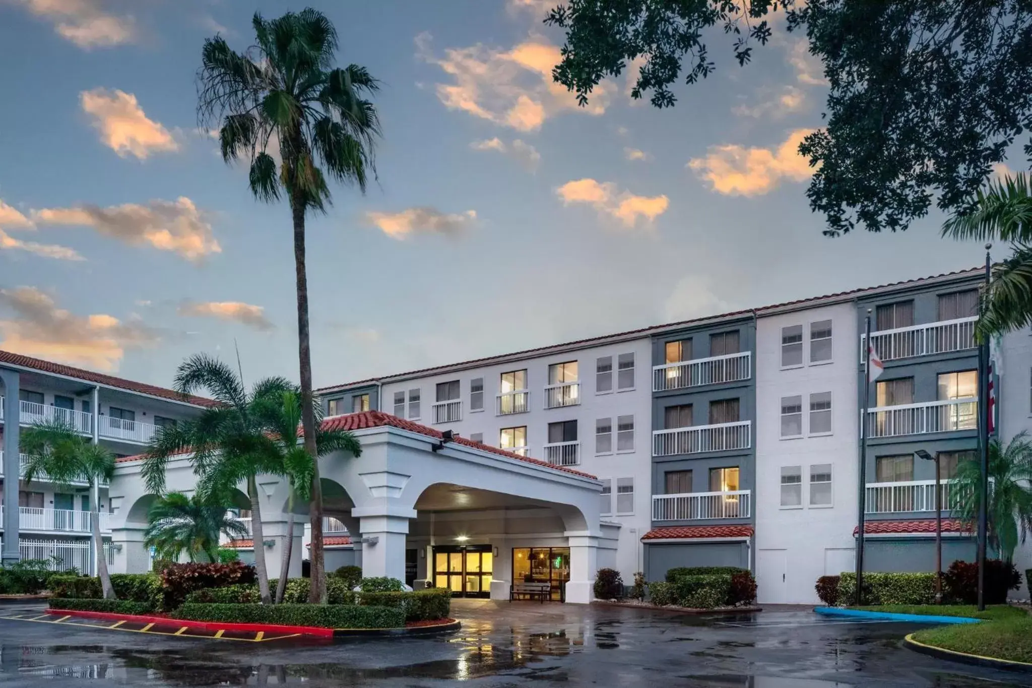 Property Building in Holiday Inn & Suites Boca Raton - North