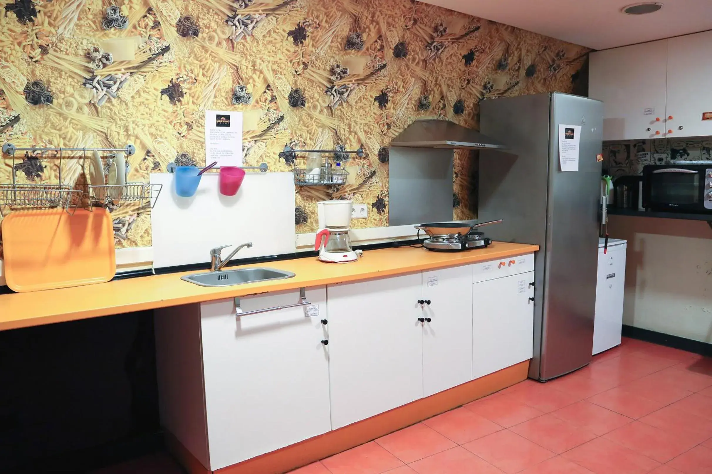 Communal kitchen, Kitchen/Kitchenette in Hostels Meetingpoint