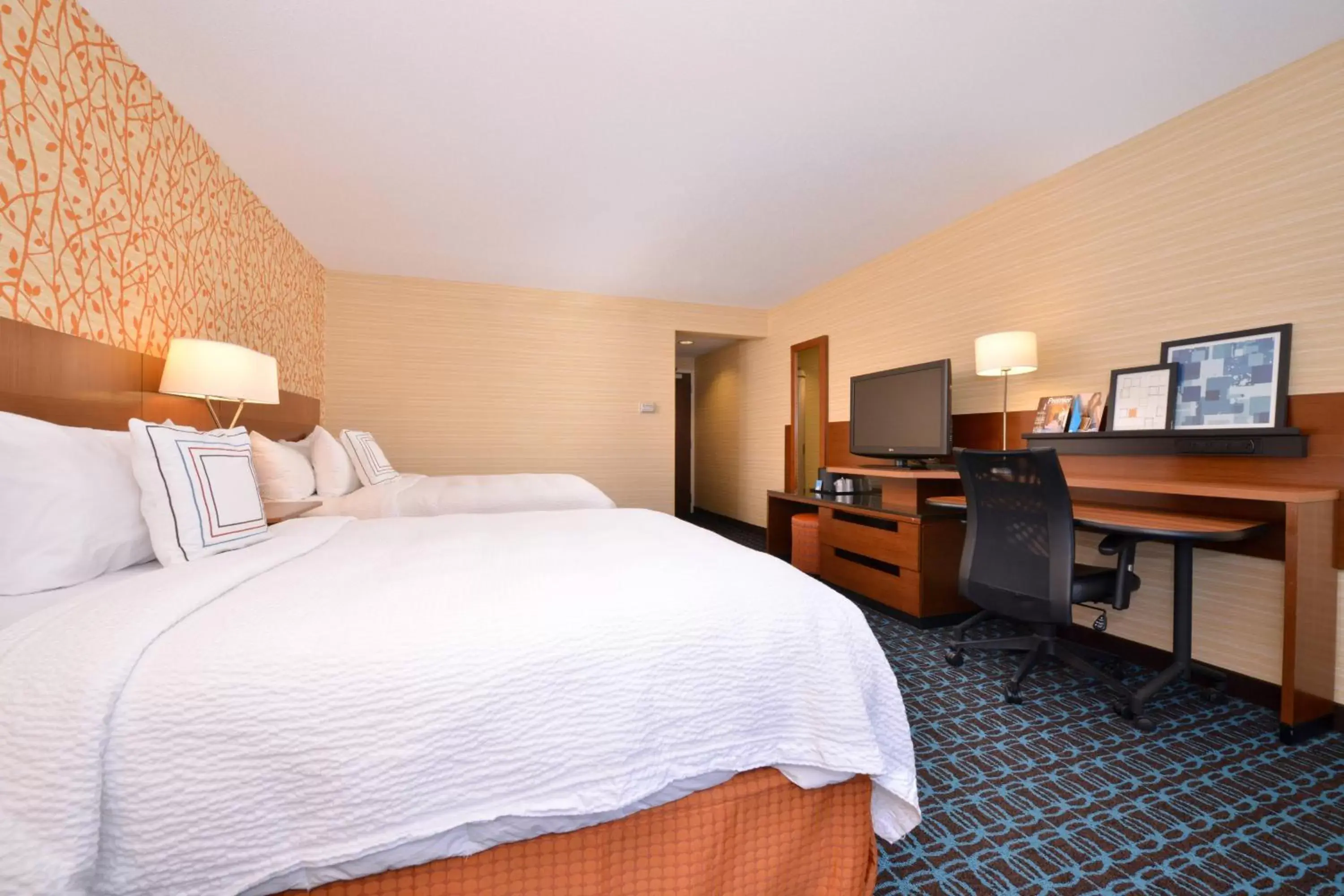 Photo of the whole room, Bed in Fairfield Inn and Suites by Marriott Rochester West/Greece