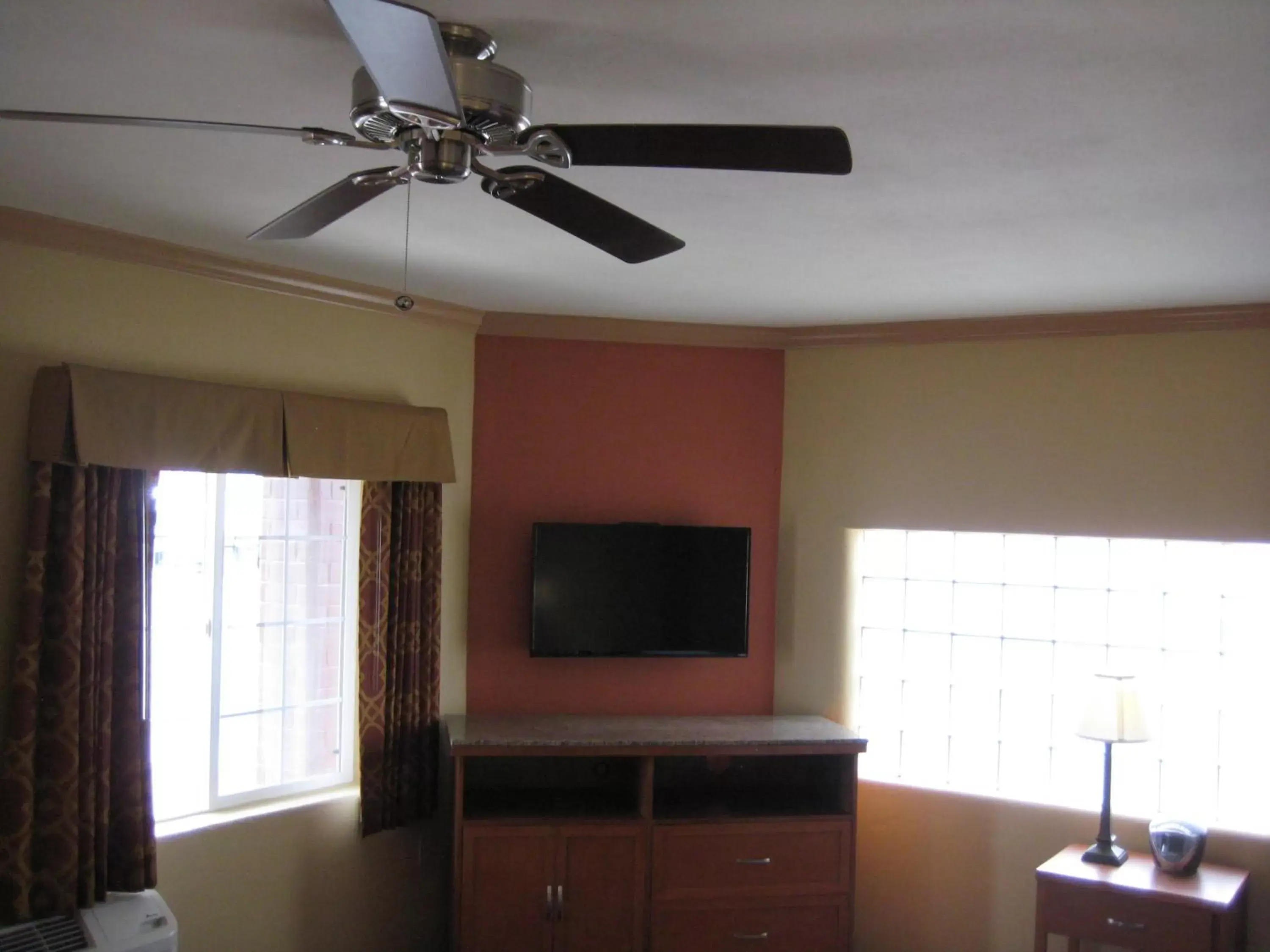 TV and multimedia, TV/Entertainment Center in Americas Best Value Inn - Porterville