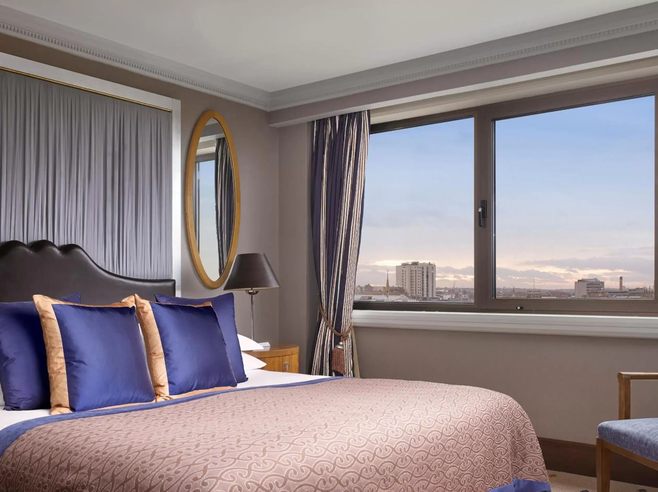 City view, Bed in InterContinental London Park Lane, an IHG Hotel