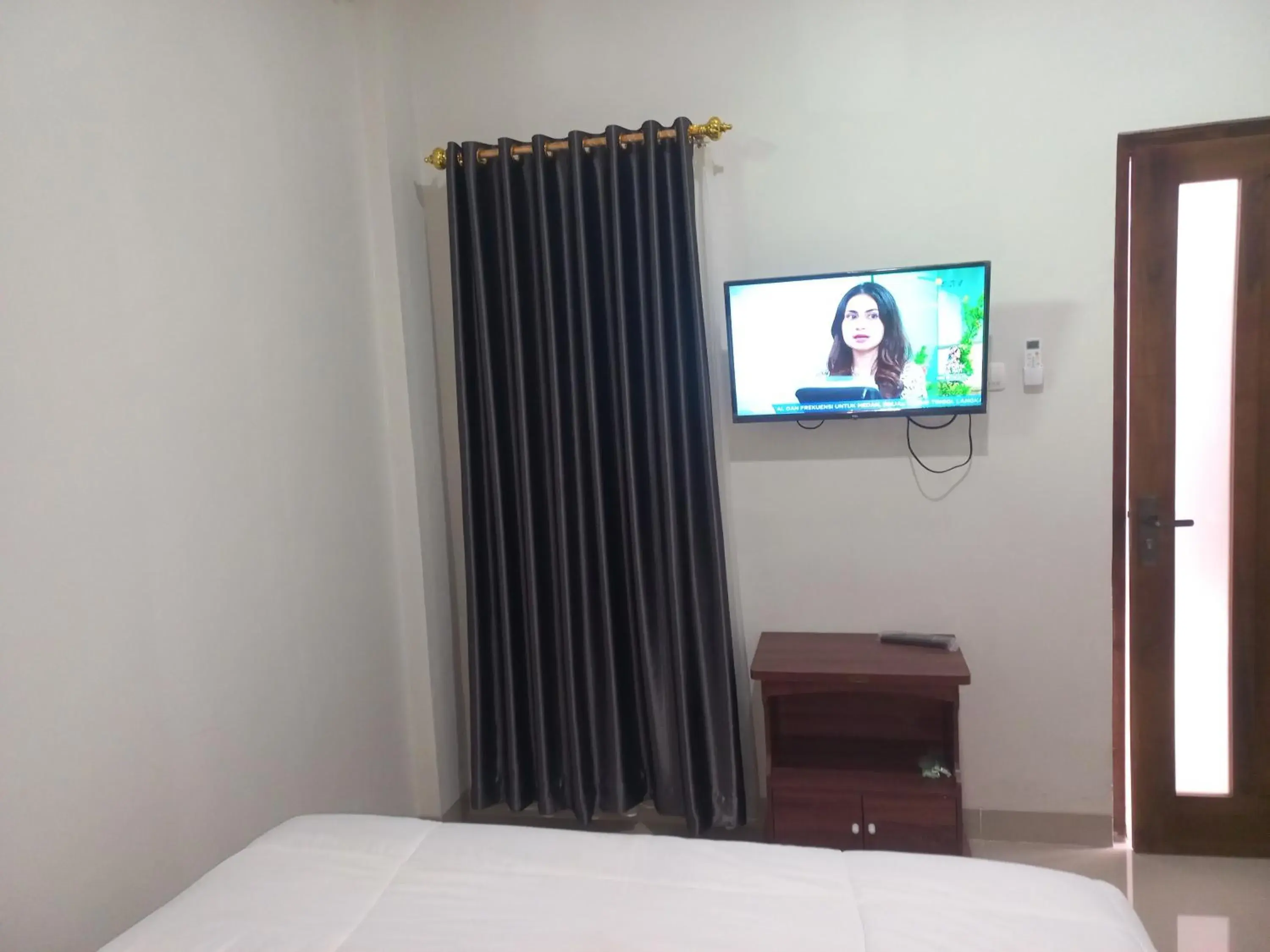 Bedroom, TV/Entertainment Center in OYO 92879 Imperial Inn