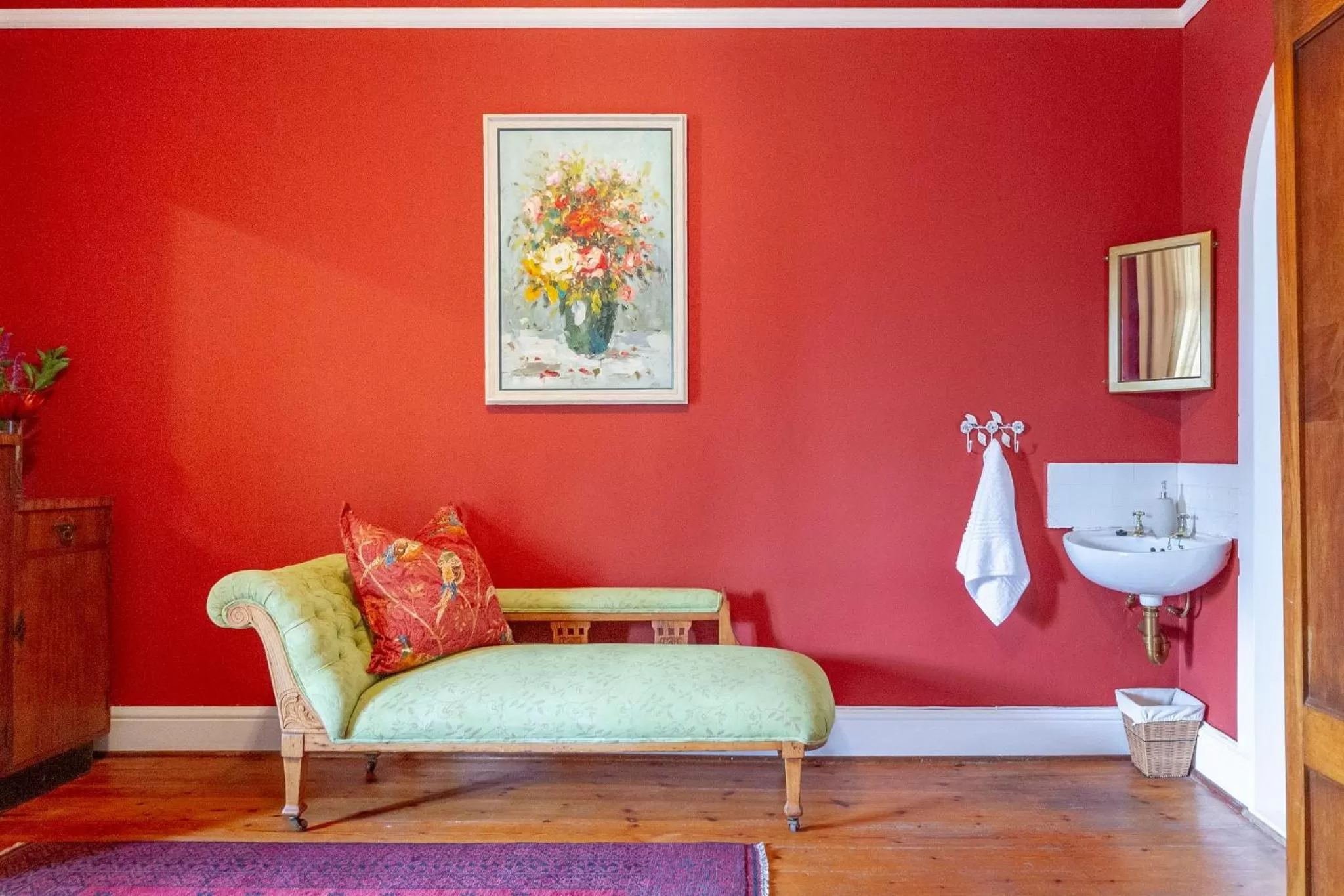 Decorative detail, Bathroom in Airlies Historical Guest House