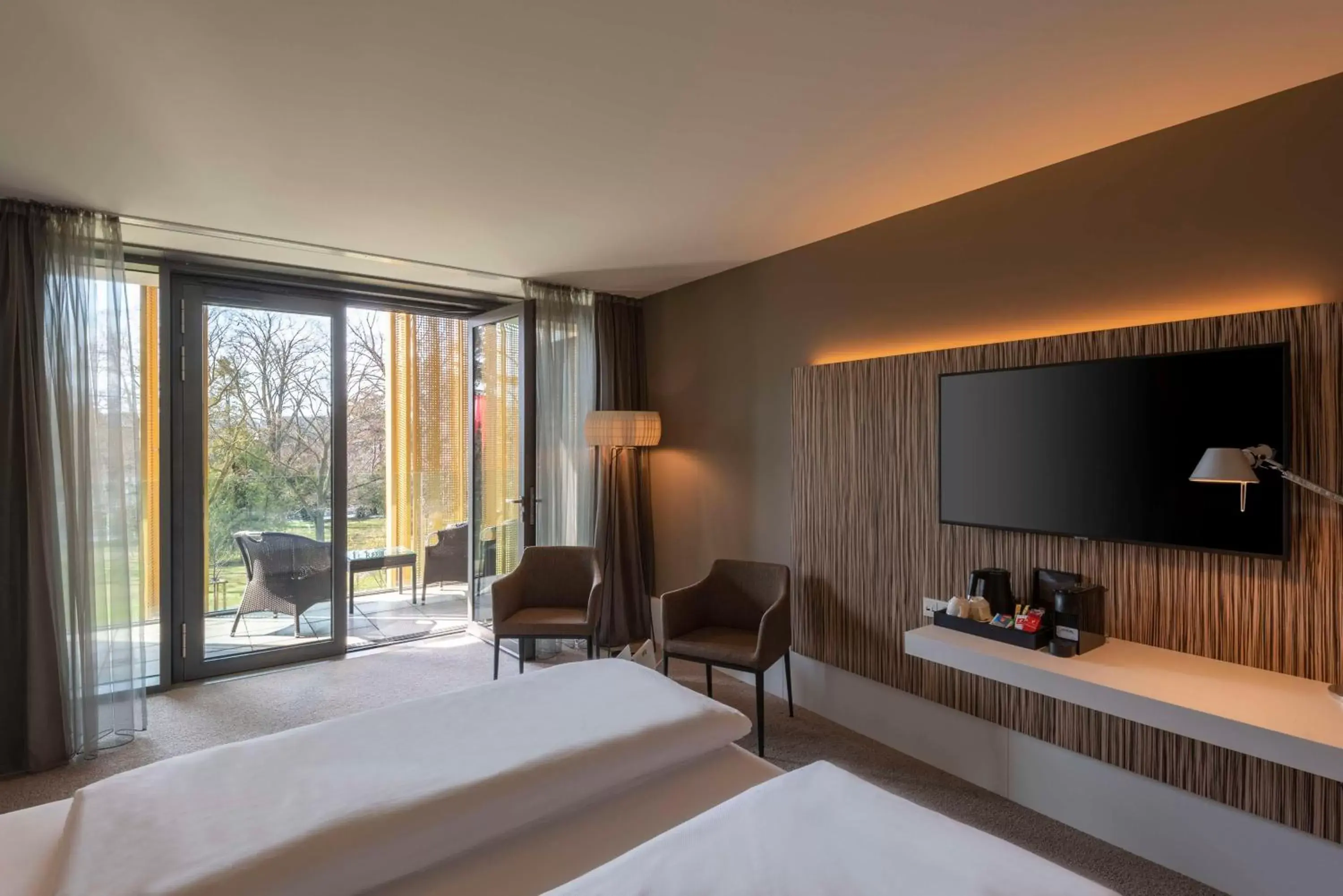 Bed, TV/Entertainment Center in Doubletree by Hilton Vienna Schonbrunn