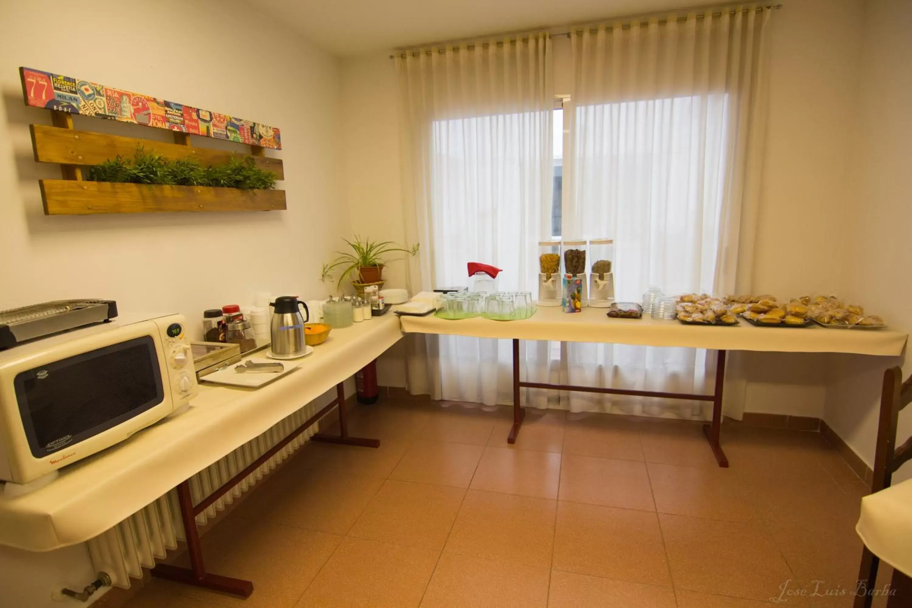 Communal lounge/ TV room, Kitchen/Kitchenette in Hospedería Hotel Don Quijote