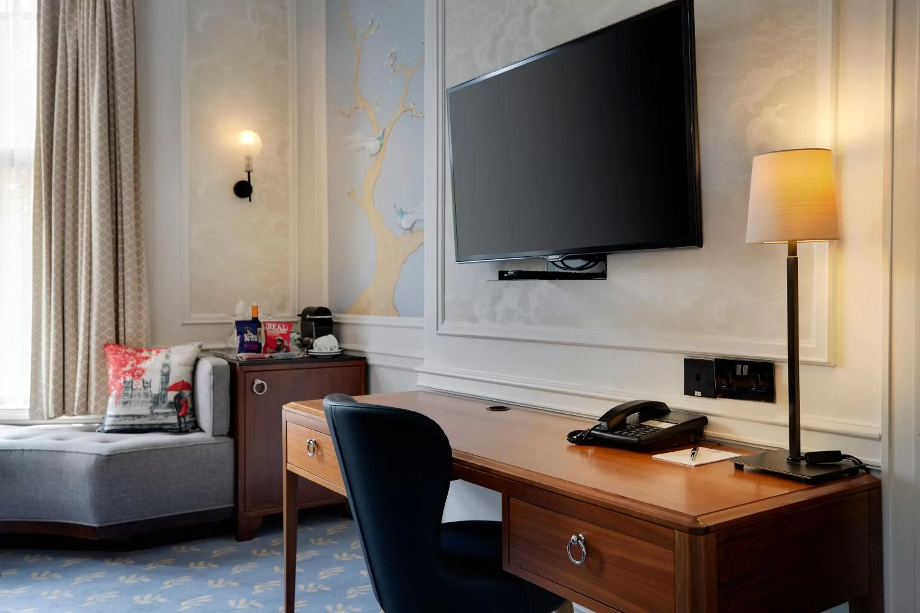 Bedroom, TV/Entertainment Center in Sloane Square Hotel