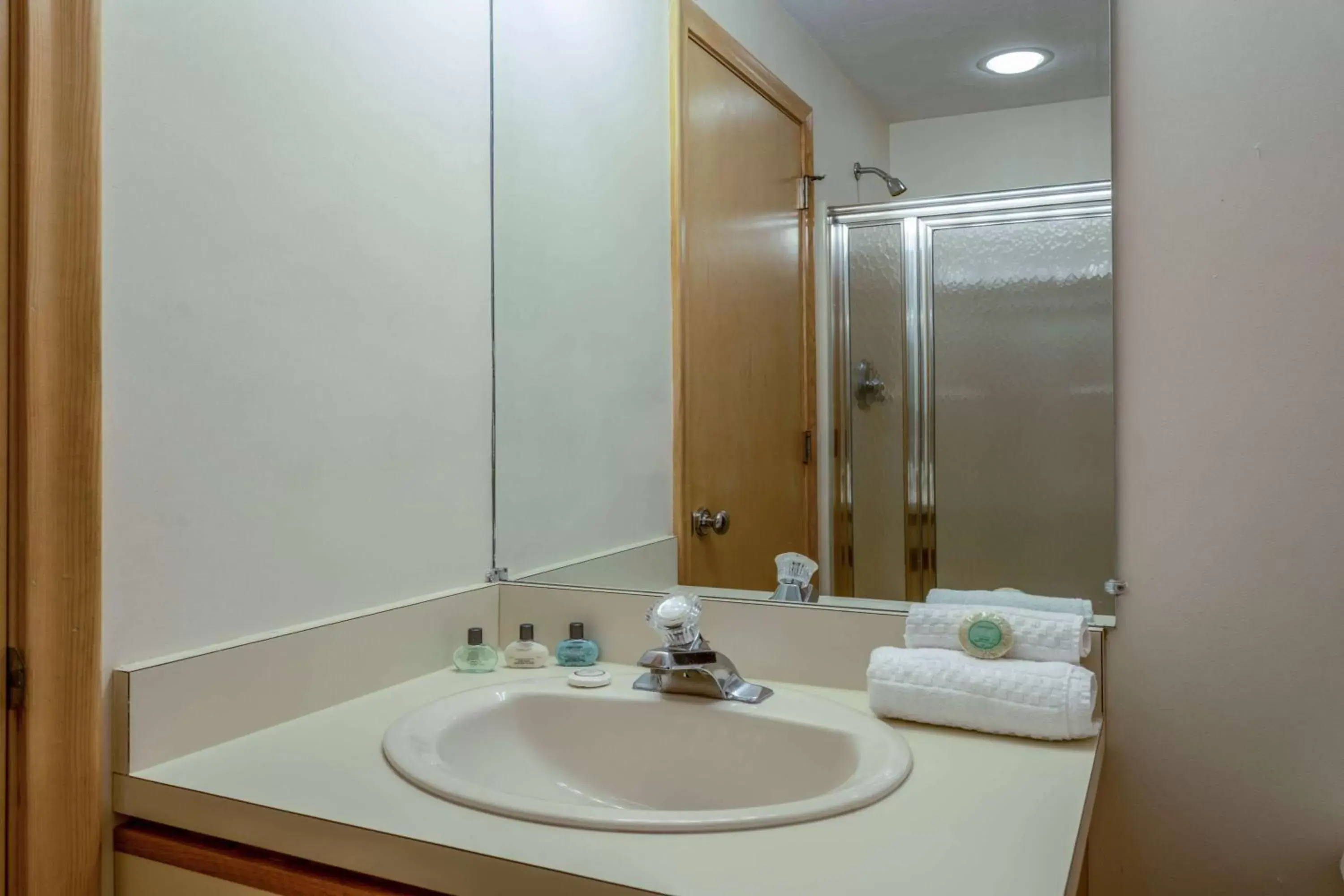 TV and multimedia, Bathroom in Southcape Resort Mashpee a Ramada by Wyndham