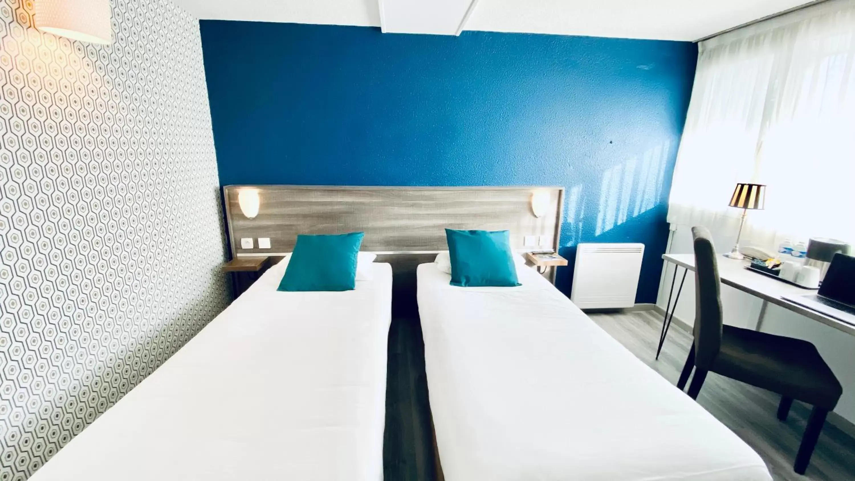 Bed in Hôtel Restaurant Kyriad de Péronne