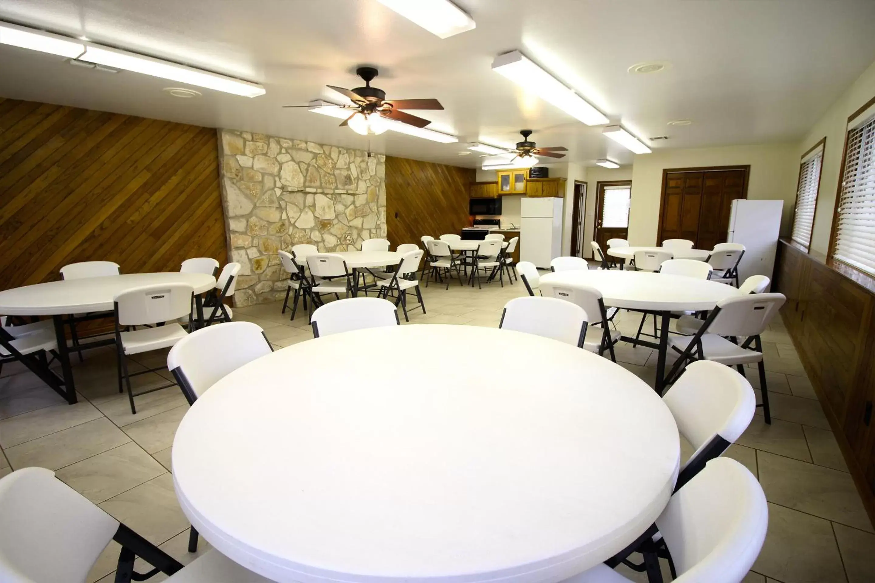 Meeting/conference room, Restaurant/Places to Eat in Peach Tree Inn & Suites