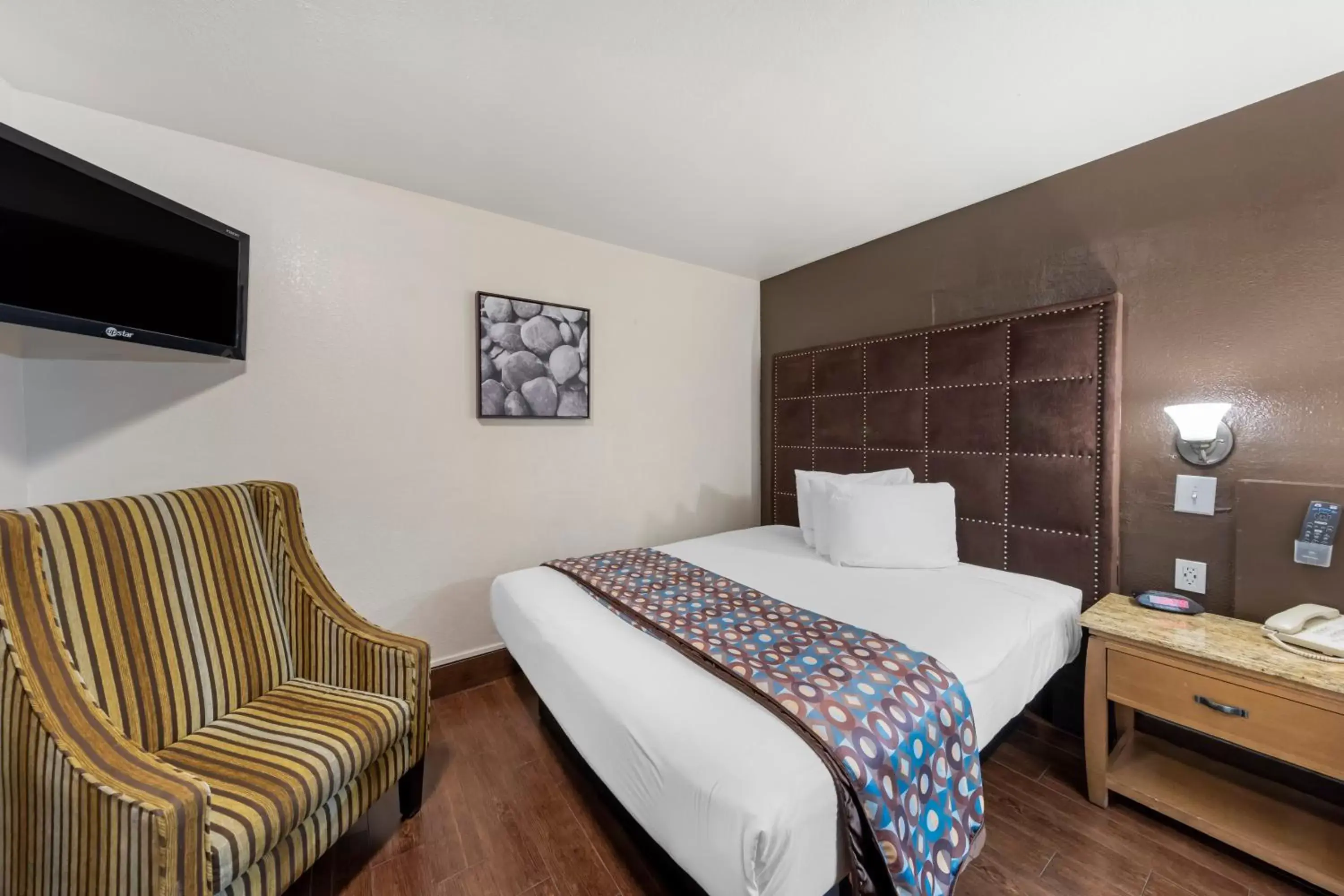 Photo of the whole room, Bed in Anaheim Discovery Inn and Suites Photo of the whole room, Bed in Anaheim Discovery Inn and Suites