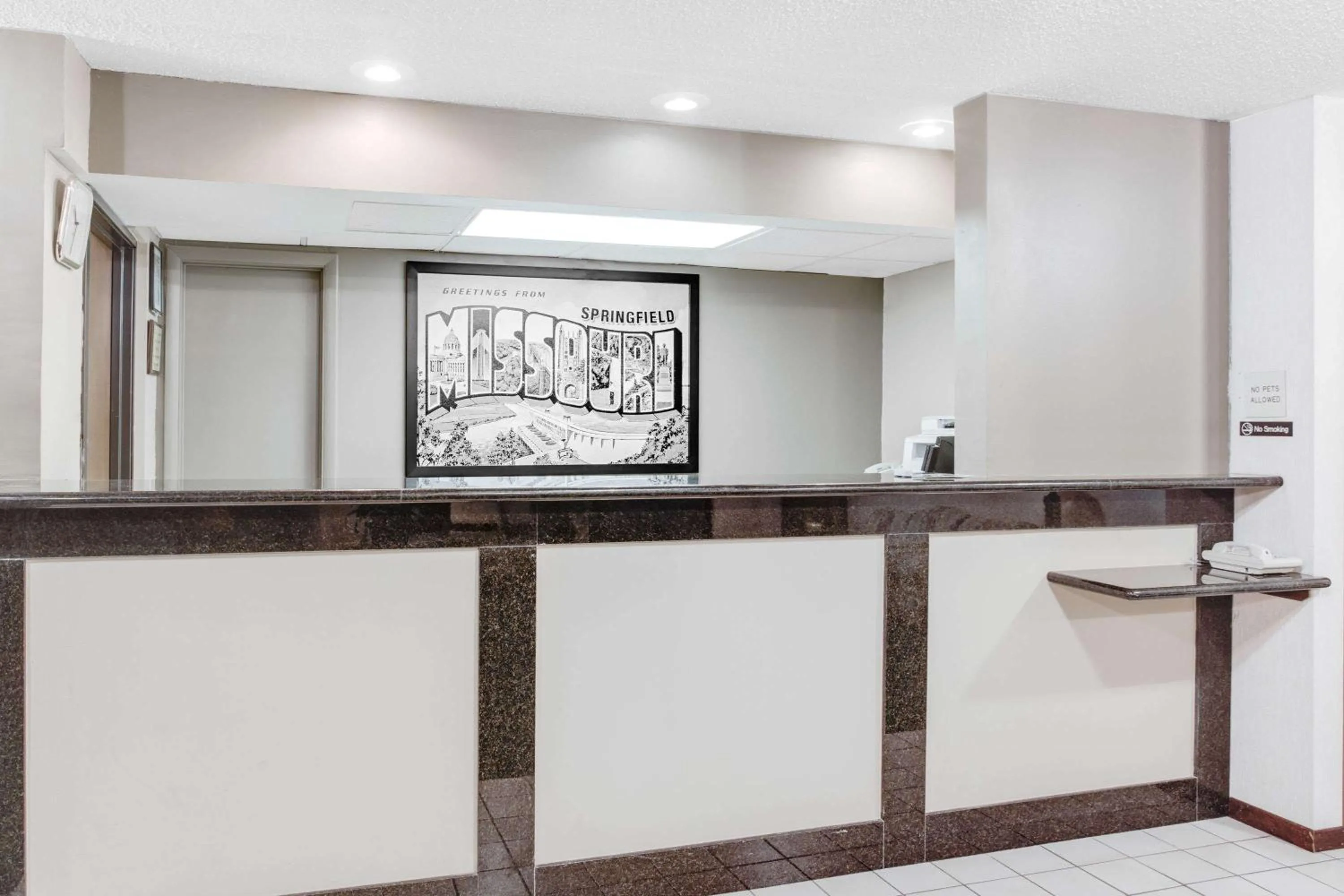 Lobby or reception in Super 8 by Wyndham Springfield-Battlefield