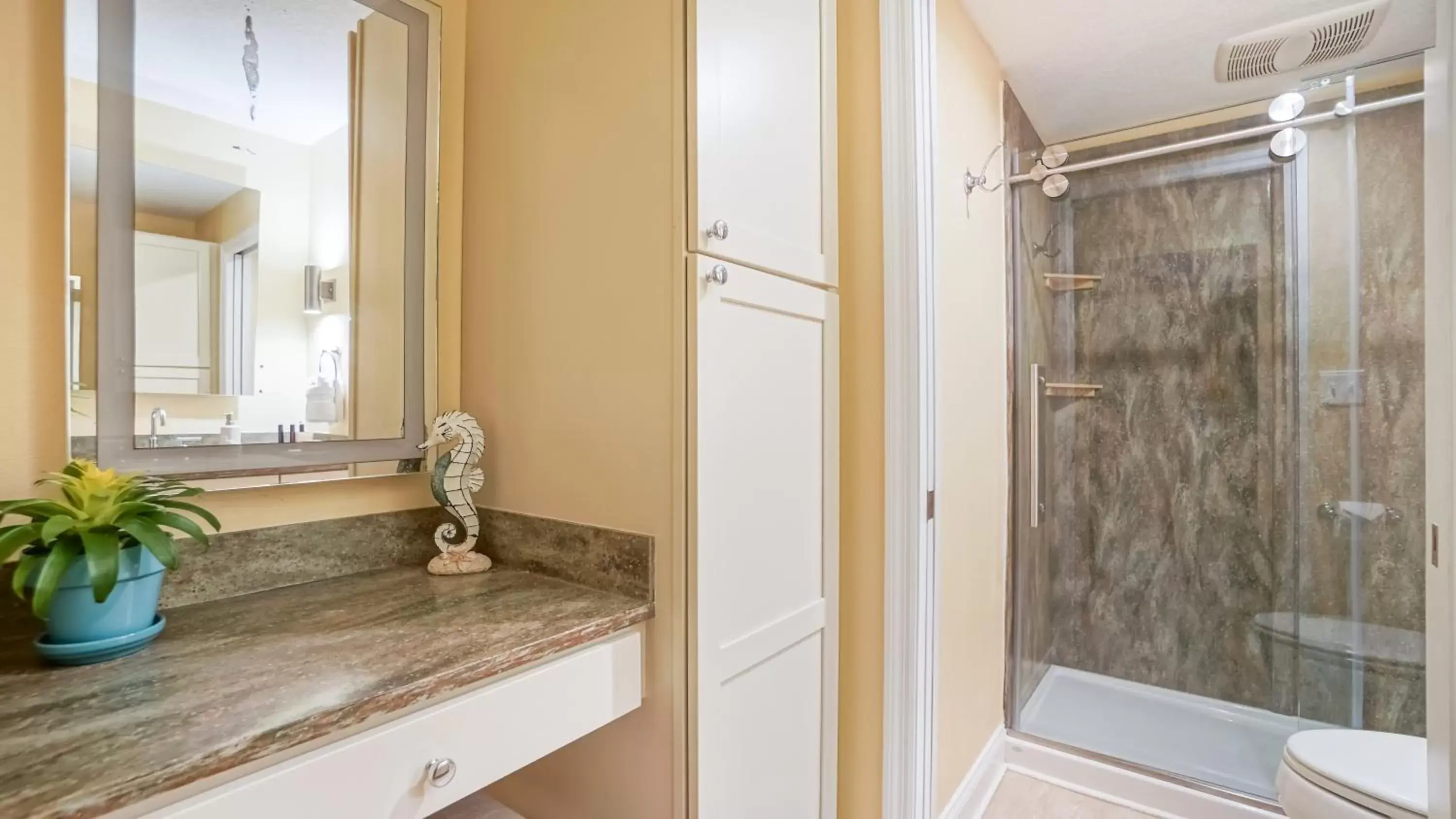 Shower, Bathroom in Glunz Ocean Beach Hotel and Resort