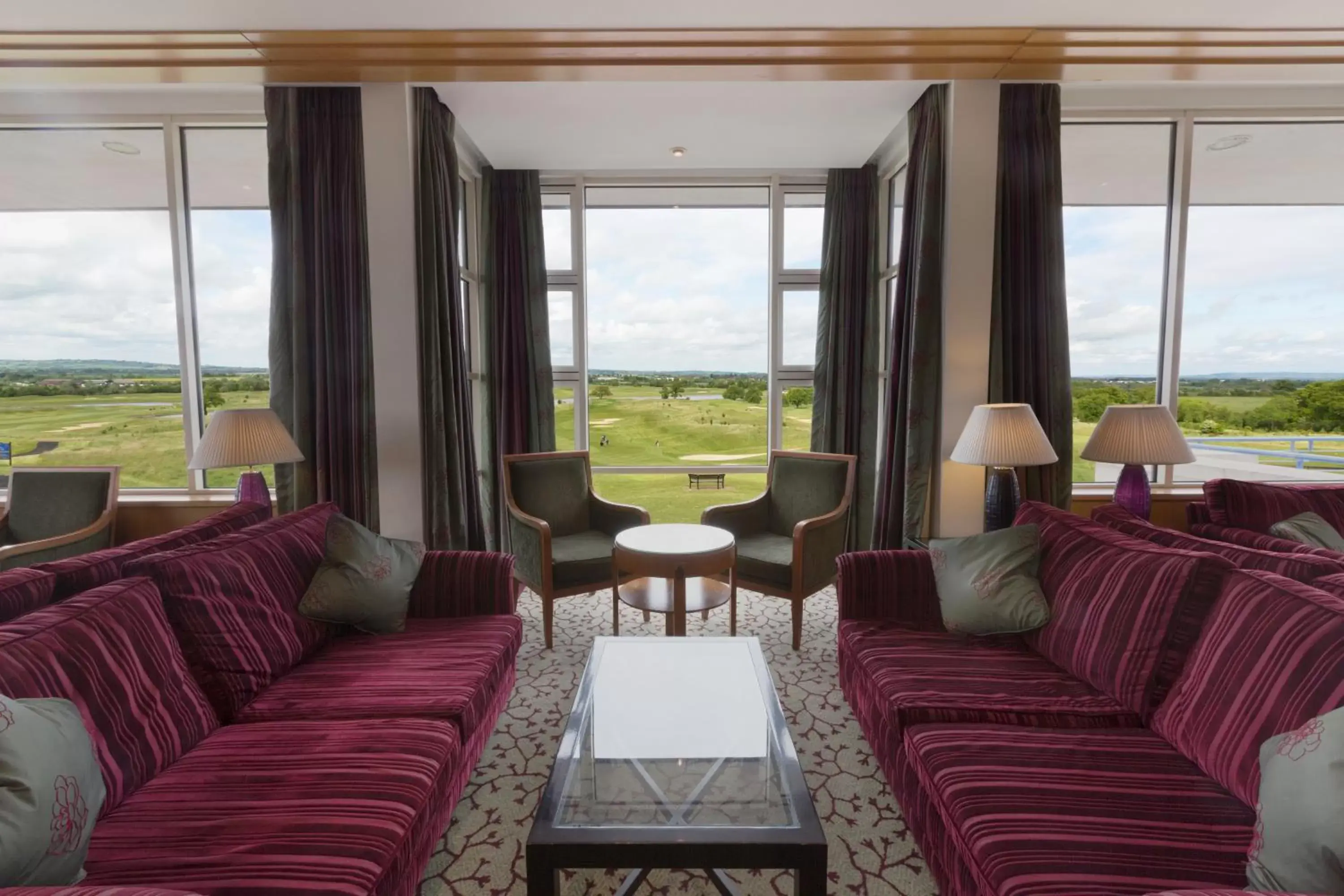 Lounge or bar, Seating Area in The Oxfordshire Golf & Spa Hotel