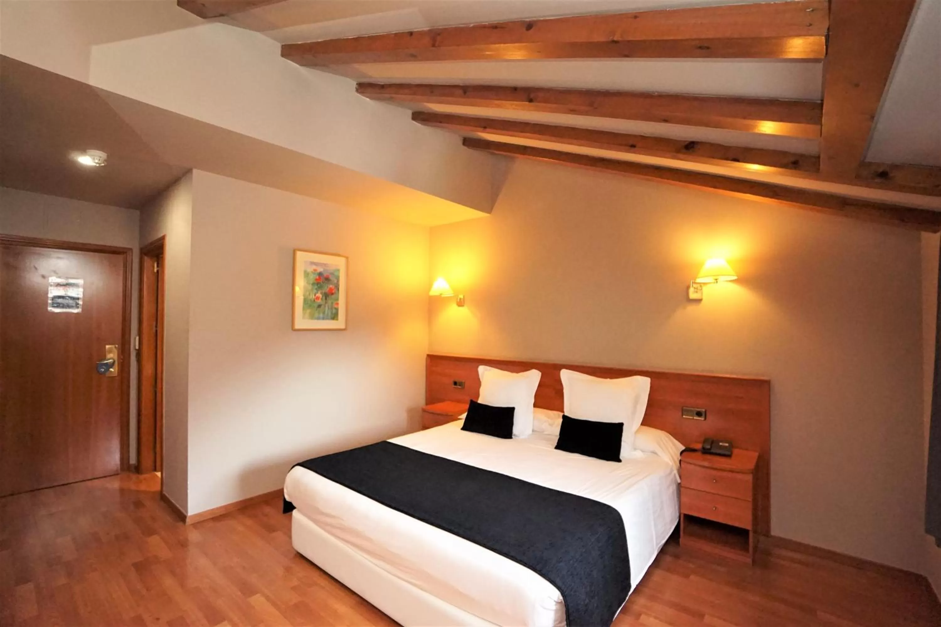 Photo of the whole room, Bed in Hotel & SPA Niunit