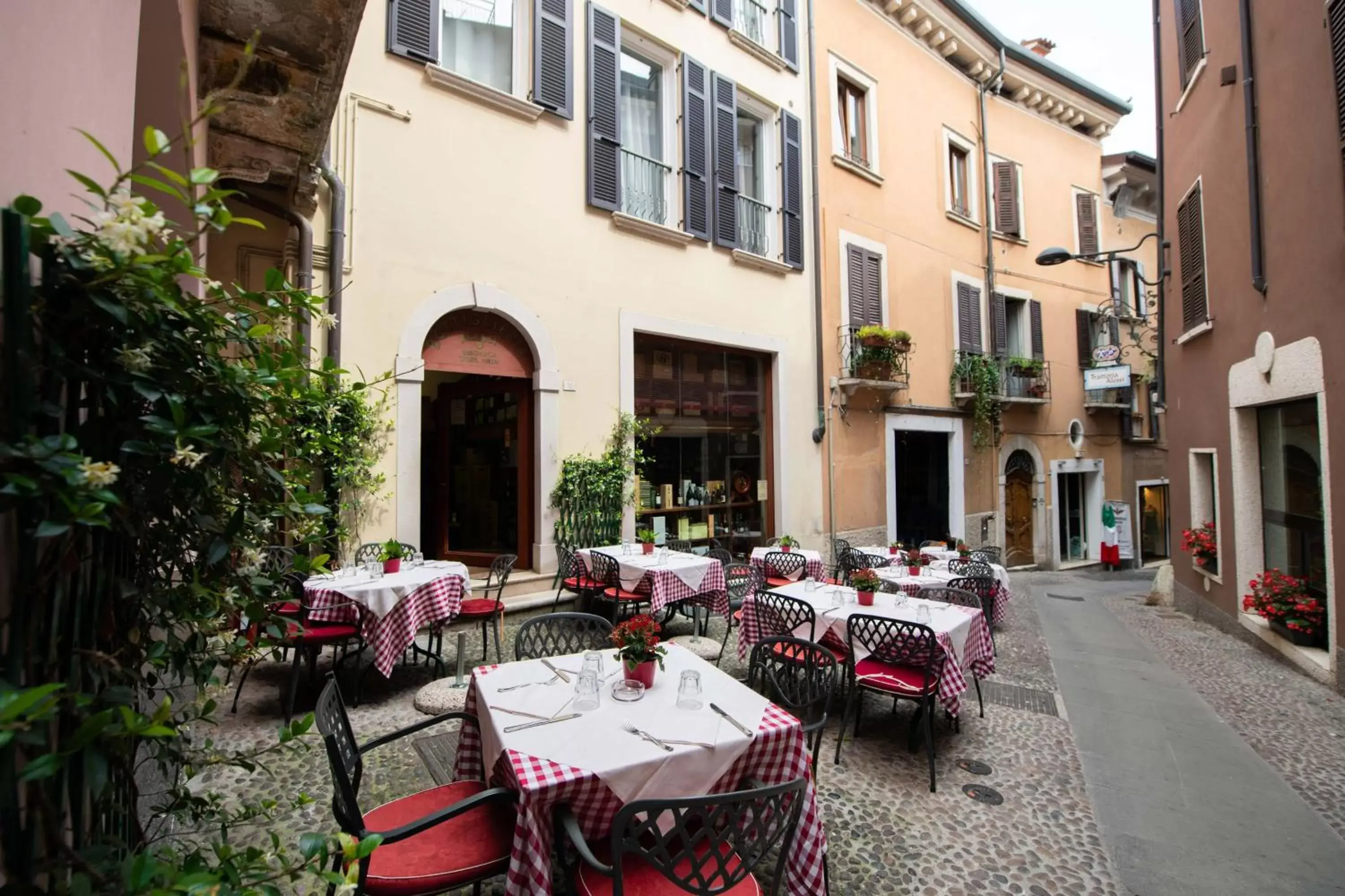 Patio, Restaurant/Places to Eat in Alessi Hotel Trattoria