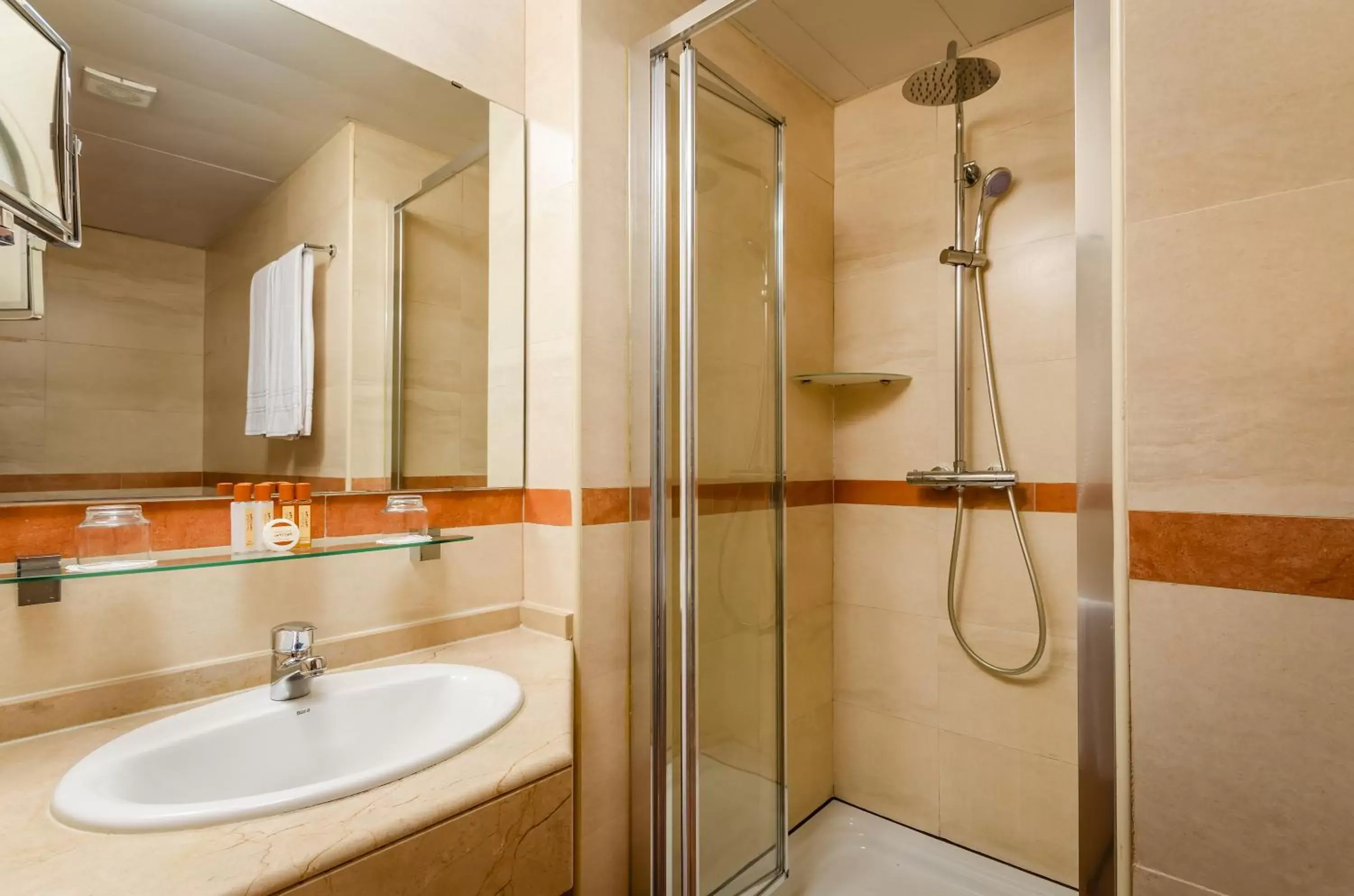 Shower, Bathroom in Sunotel Central