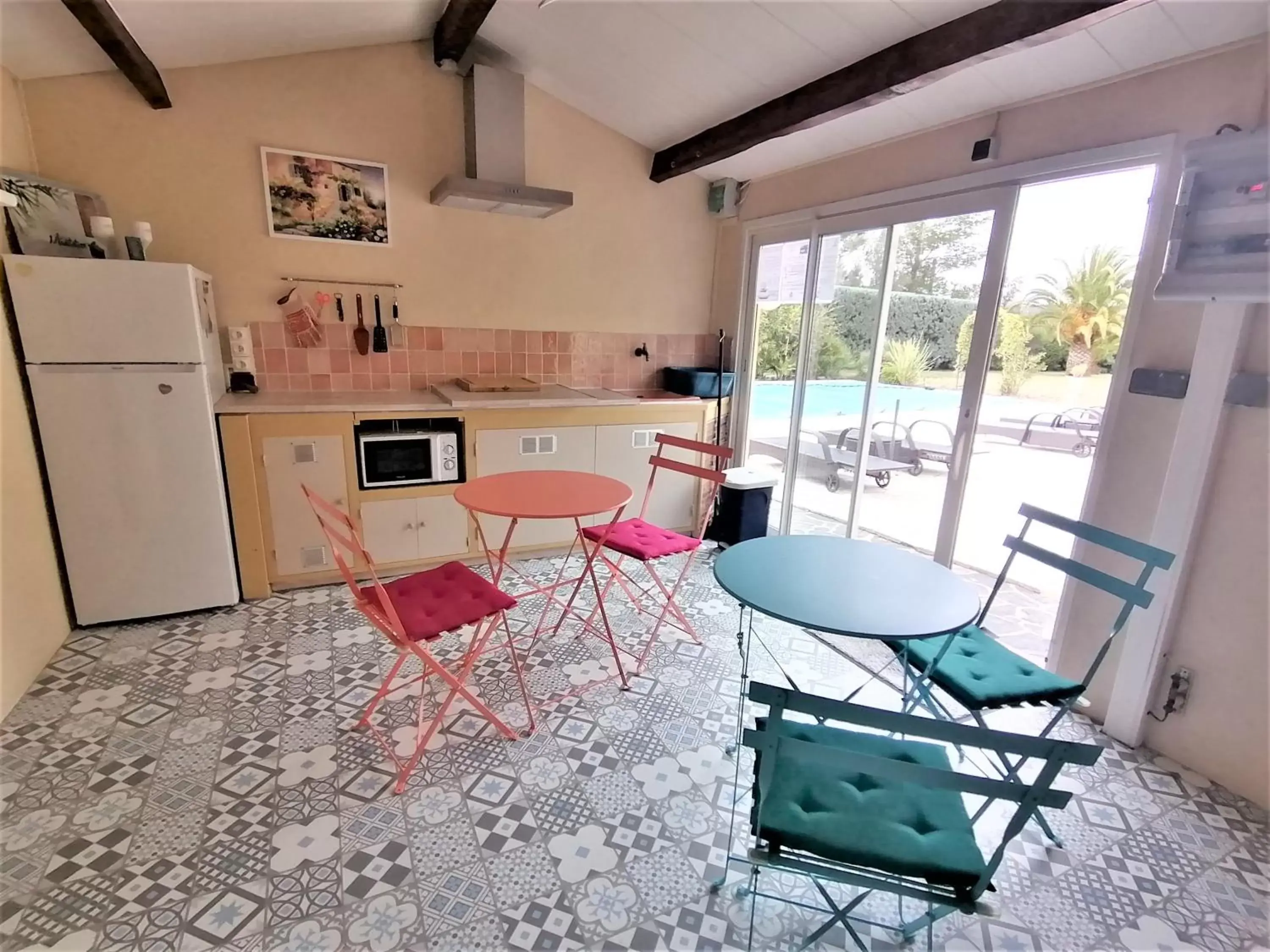 Dining area, Kitchen/Kitchenette in Hôtes'Antic Provence