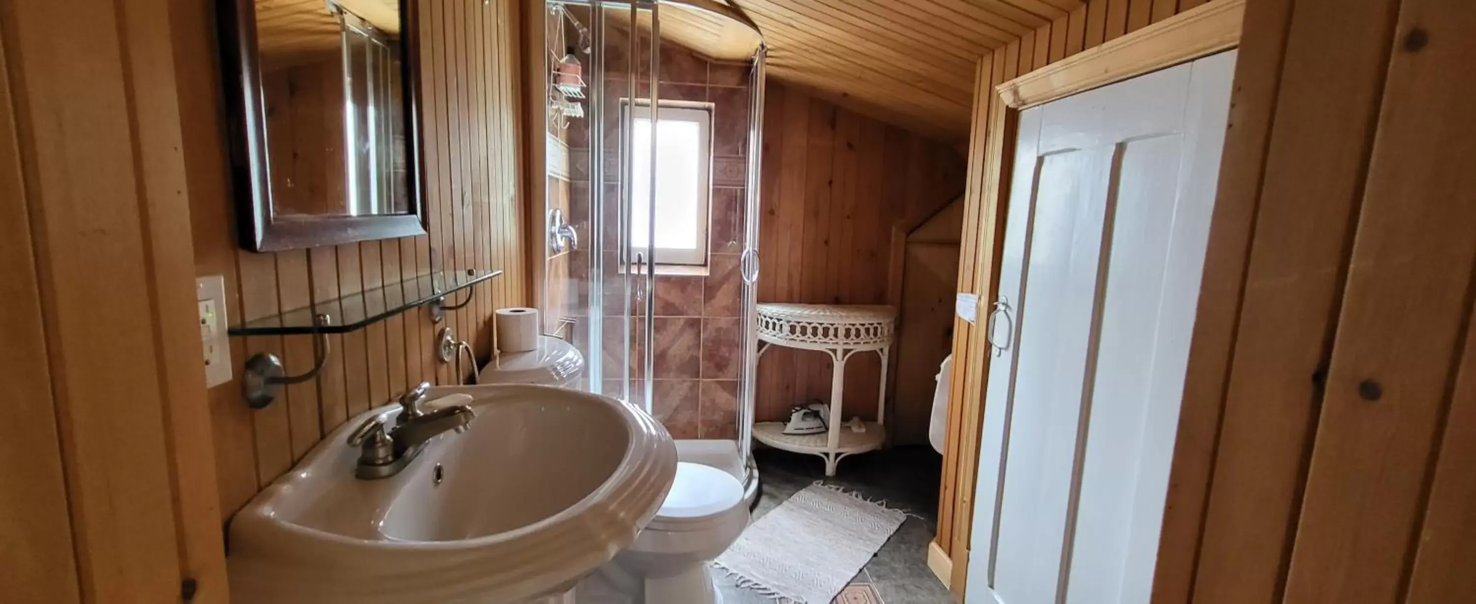 Toilet, Bathroom in Le Salon des Inconnus