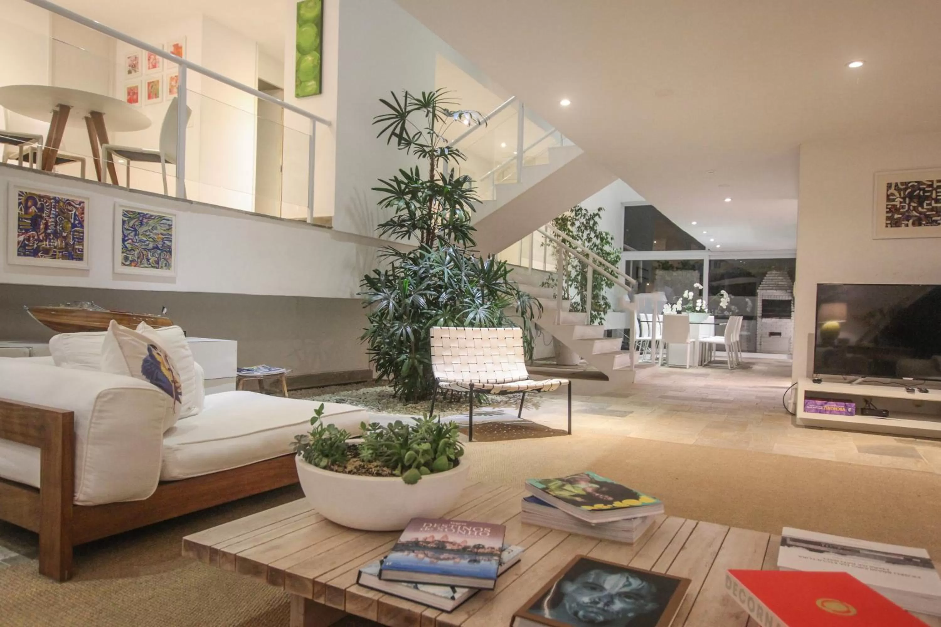 Communal lounge/ TV room in Guest House Guarujá Hotel Boutique