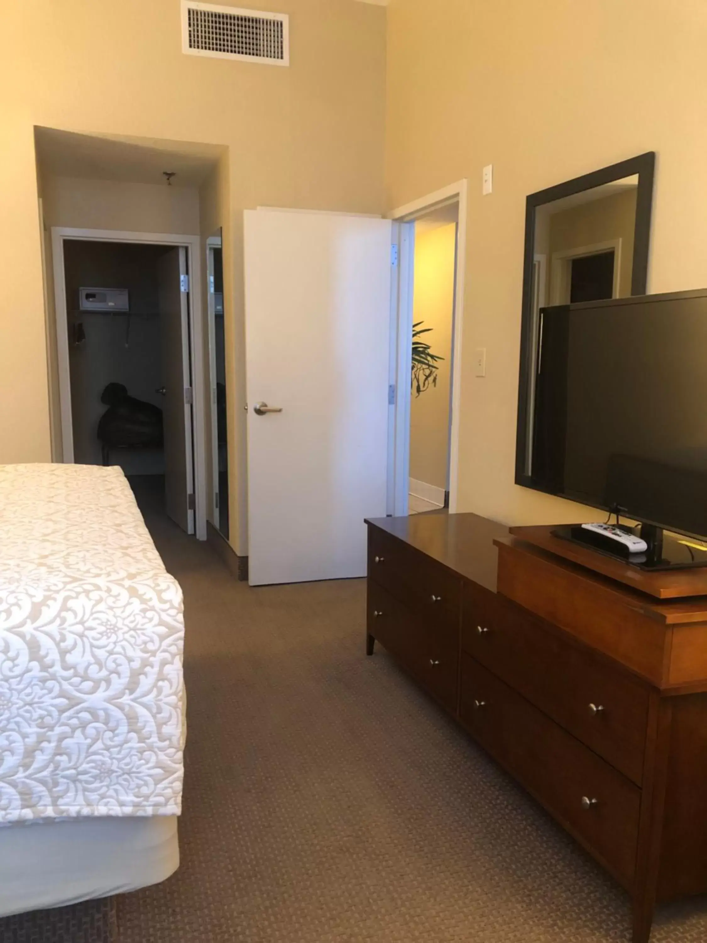 Bedroom, TV/Entertainment Center in Hawthorn Suites by Wyndham Rome