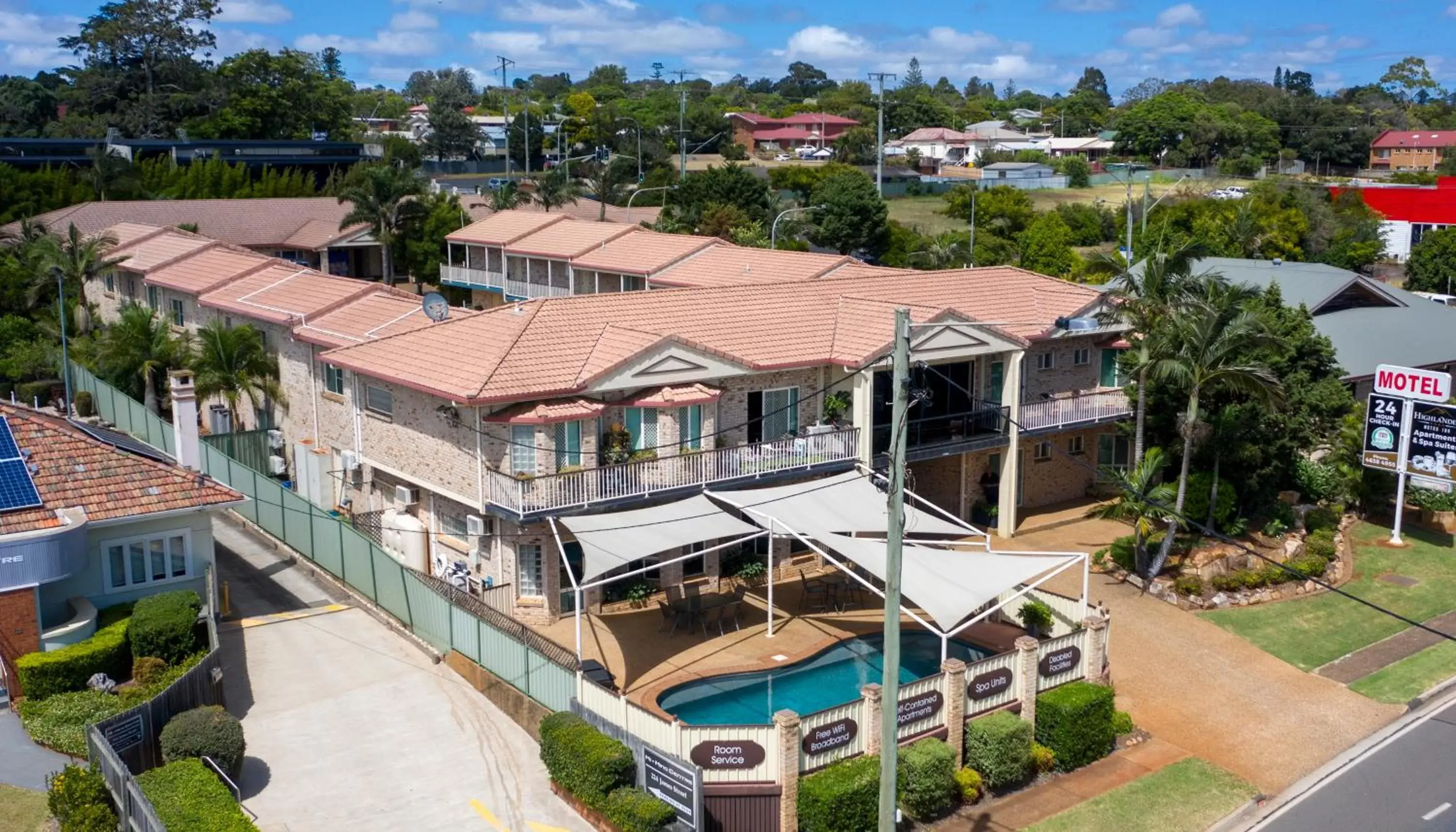 Property building, Bird's-eye View in Highlander Motor Inn