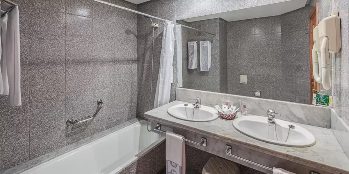 Bathroom in Hotel Puerto Palace