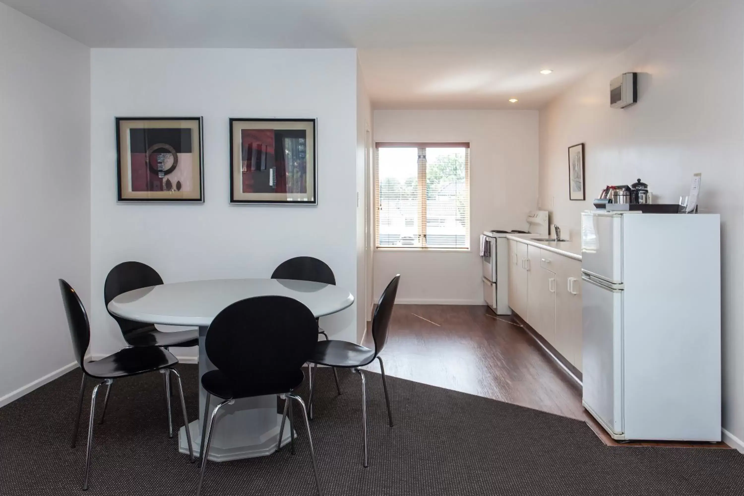 Kitchen or kitchenette, Dining Area in Casino Court Motor Lodge