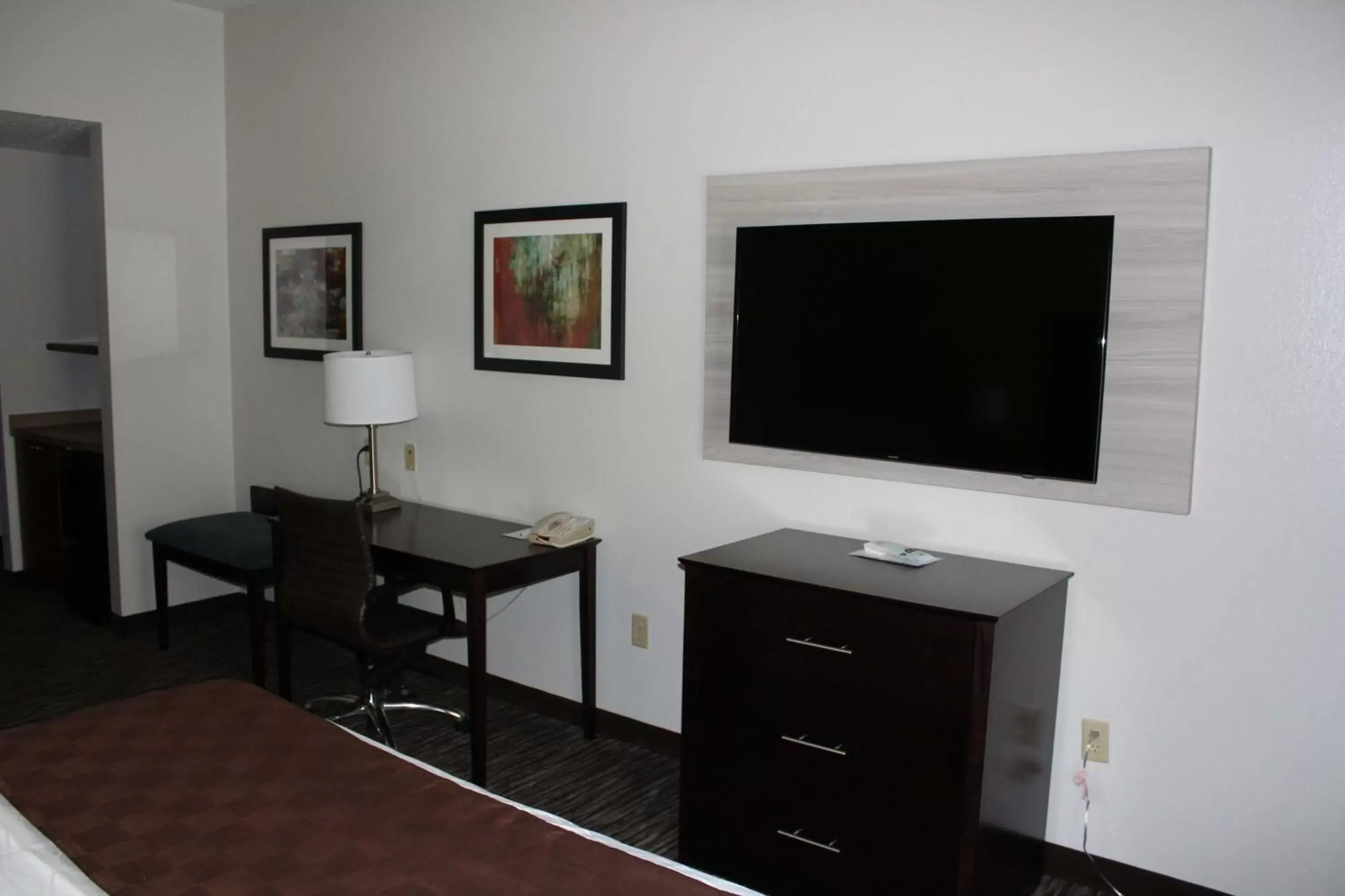 Fitness centre/facilities, TV/Entertainment Center in Best Western Magnolia Inn and Suites