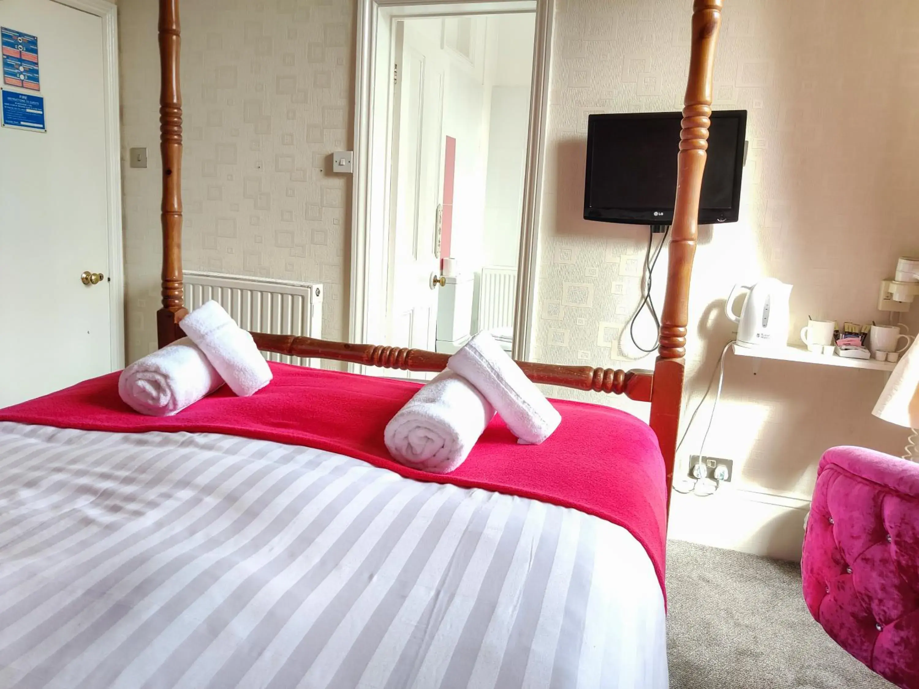 Double Room with Four Poster Bed in Wentworth House - Free Parking Double Room with Four Poster Bed in Wentworth House - Free Parking