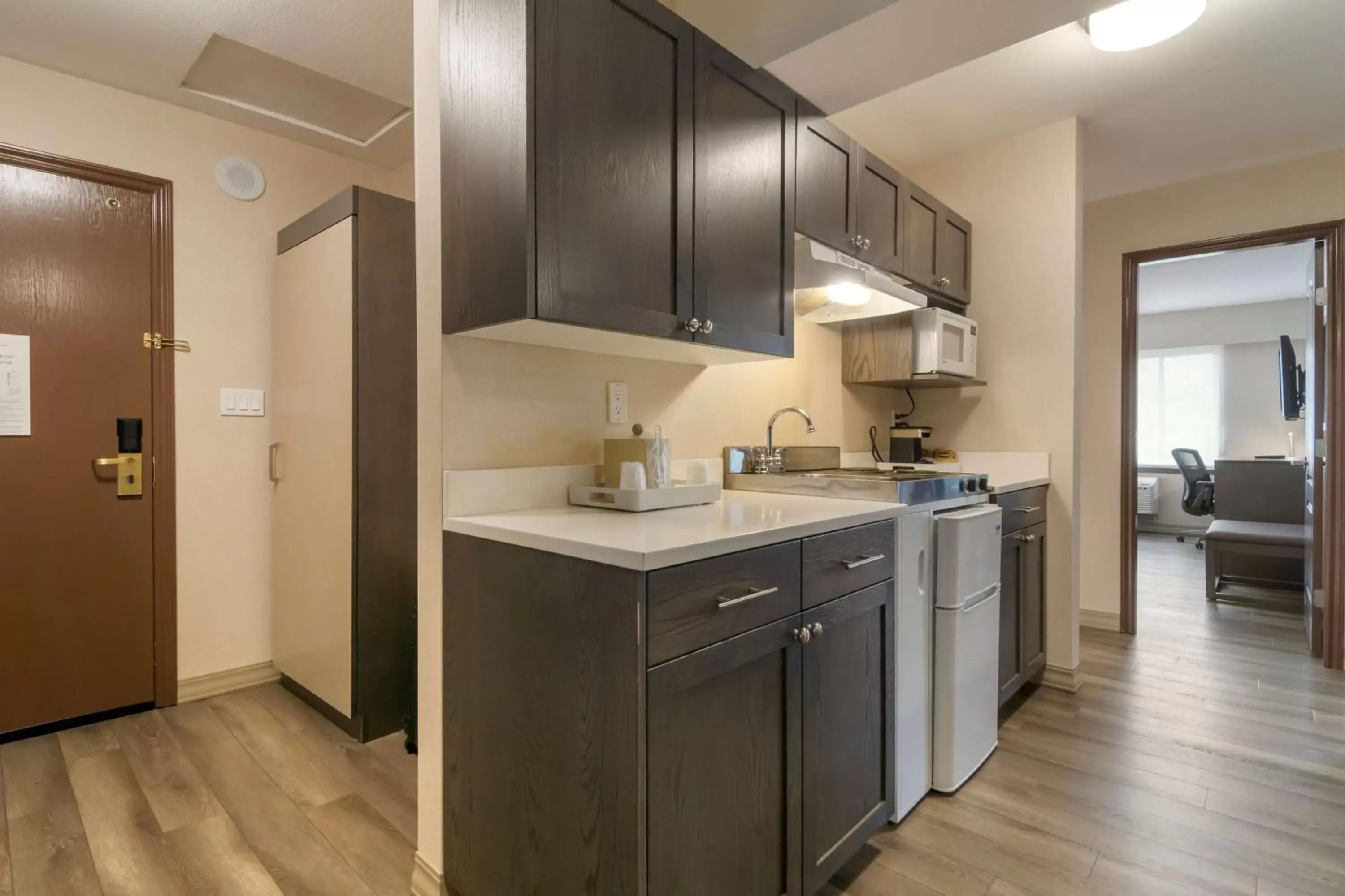 Bedroom, Kitchen/Kitchenette in Best Western Premier Aberdeen Kamloops