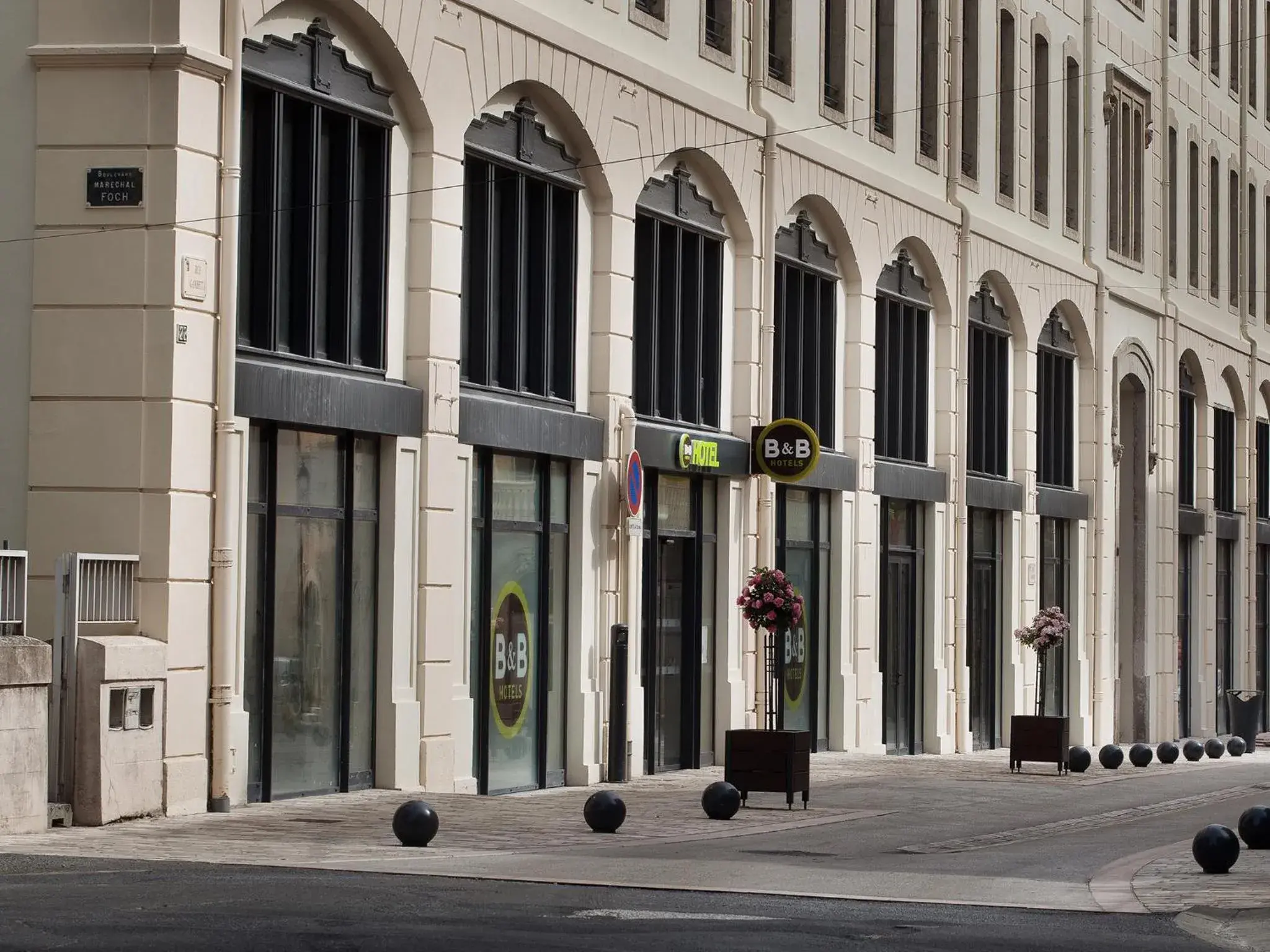 Facade/entrance, Property Building in B&B Hôtel Castres Centre Gambetta