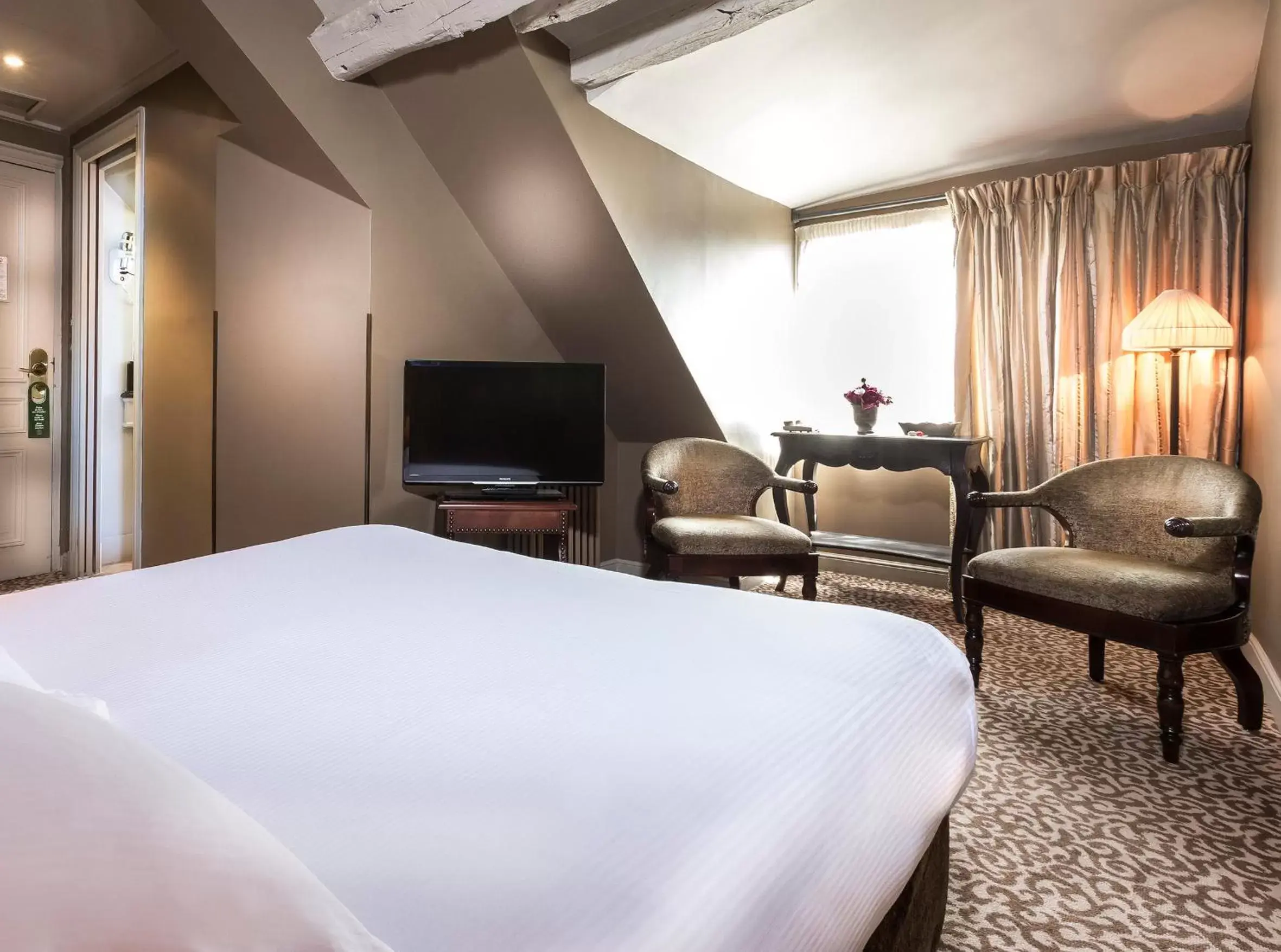 Bedroom, TV/Entertainment Center in Hotel Odeon Saint Germain