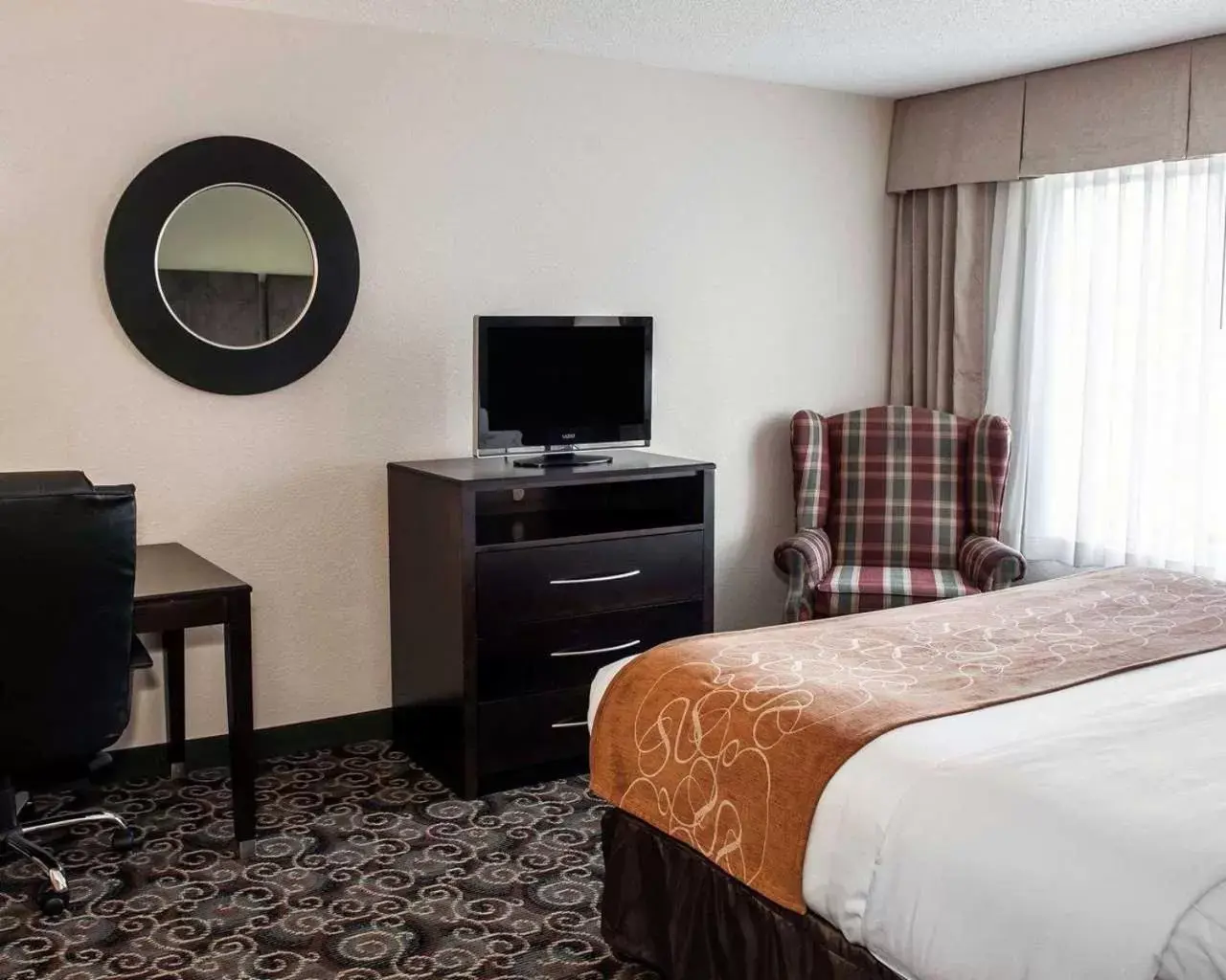 Bed, TV/Entertainment Center in Comfort Suites West Indianapolis - Brownsburg