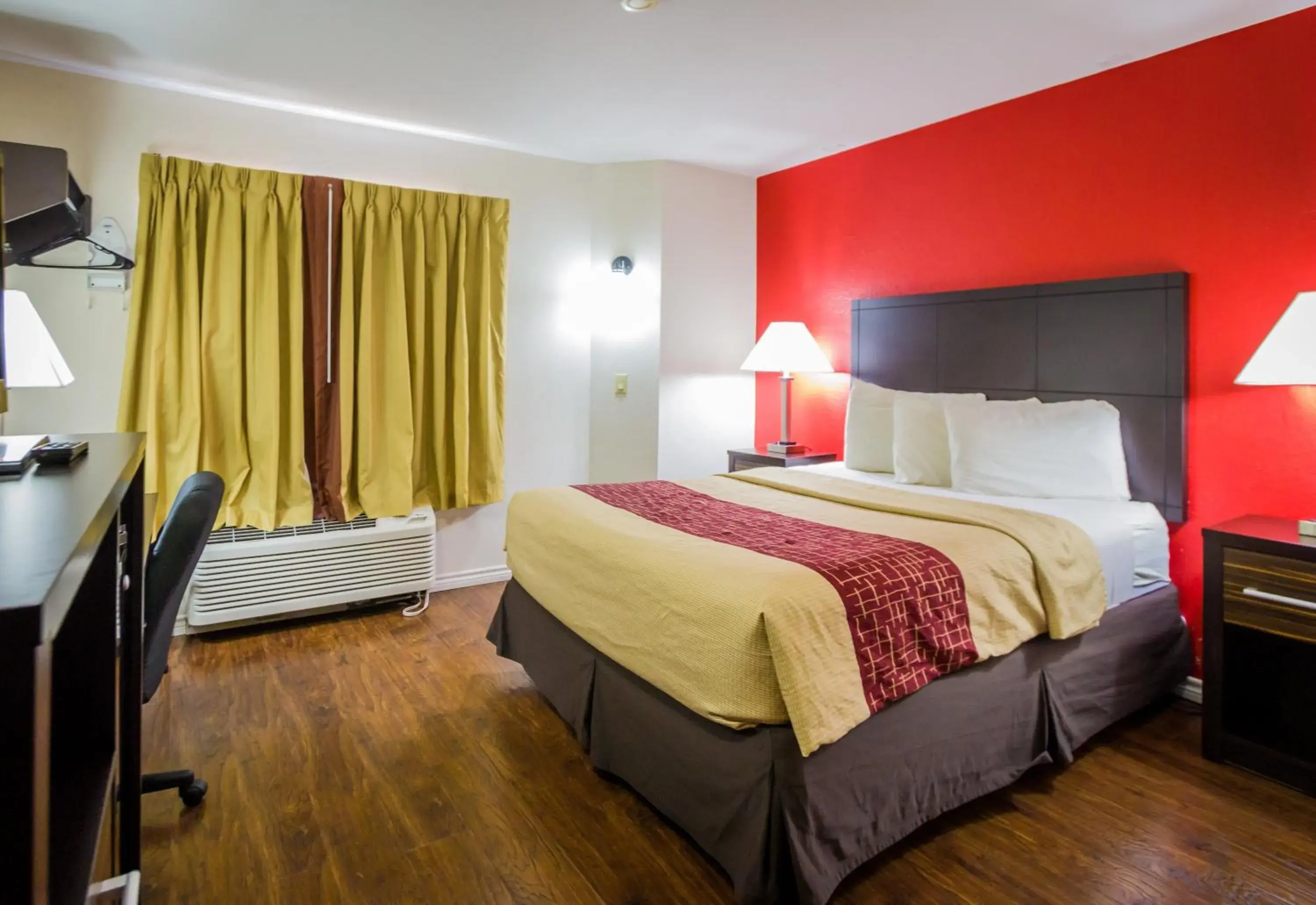 Photo of the whole room, Bed in Red Roof Inn Austin - Round Rock Photo of the whole room, Bed in Red Roof Inn Austin - Round Rock