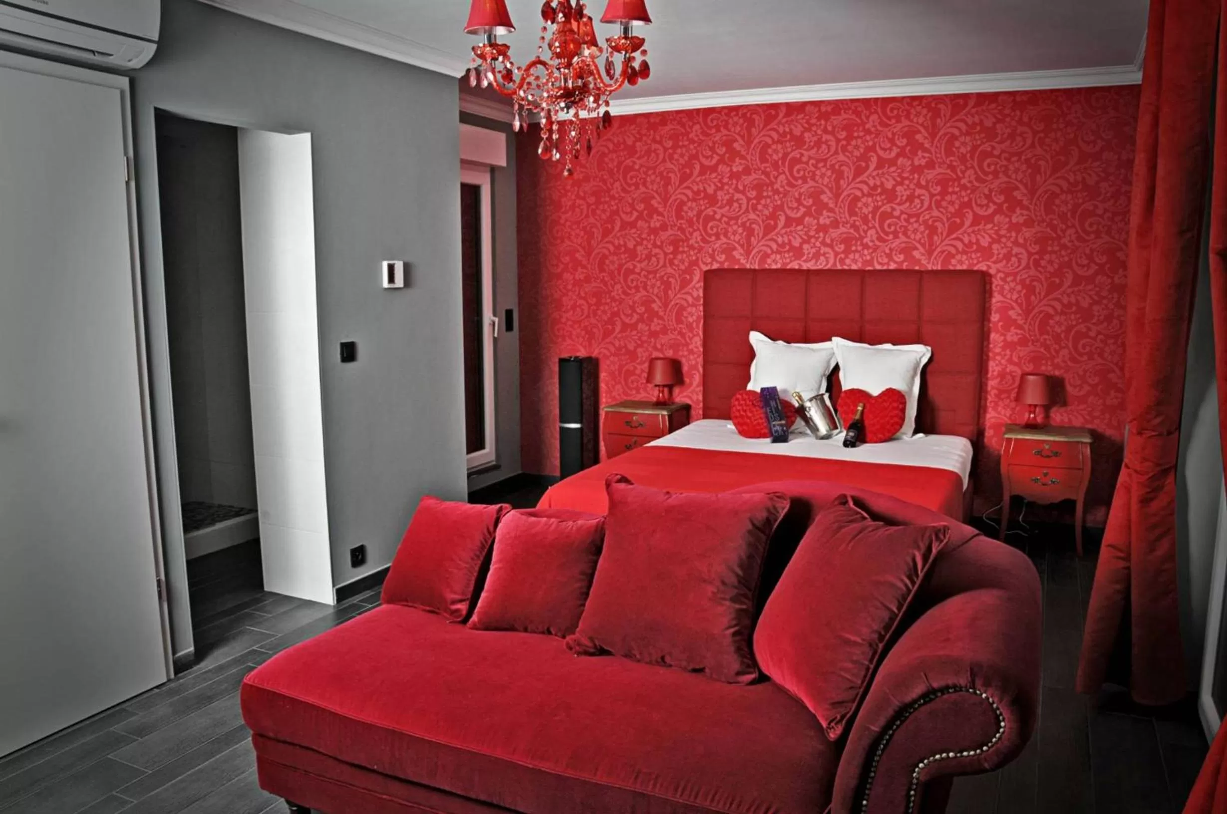 Photo of the whole room, Bed in V E R O N E - Rooms & Suites - Liège - Rocourt