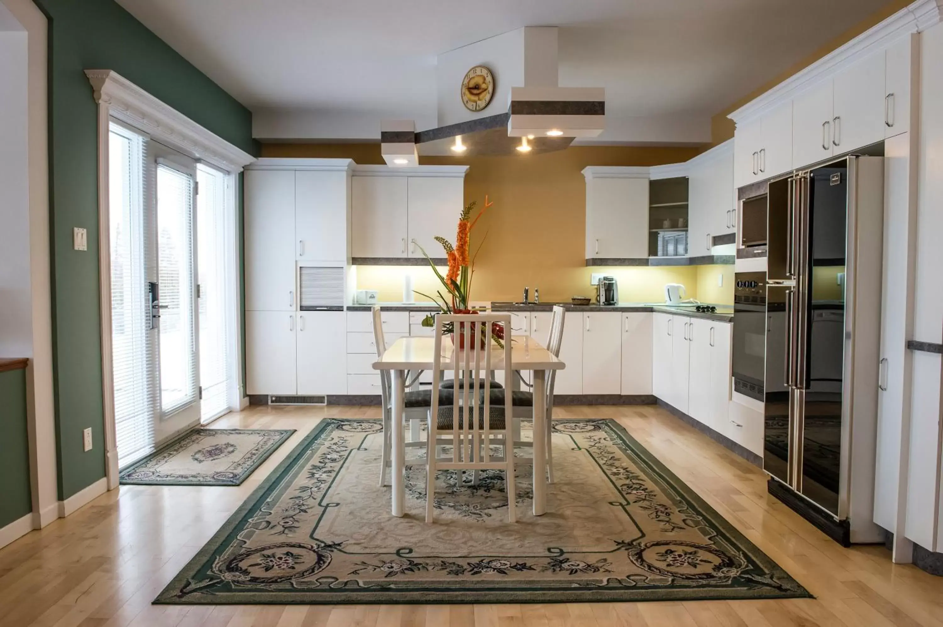 Photo of the whole room, Kitchen/Kitchenette in Days Inn by Wyndham Riviere-Du-Loup