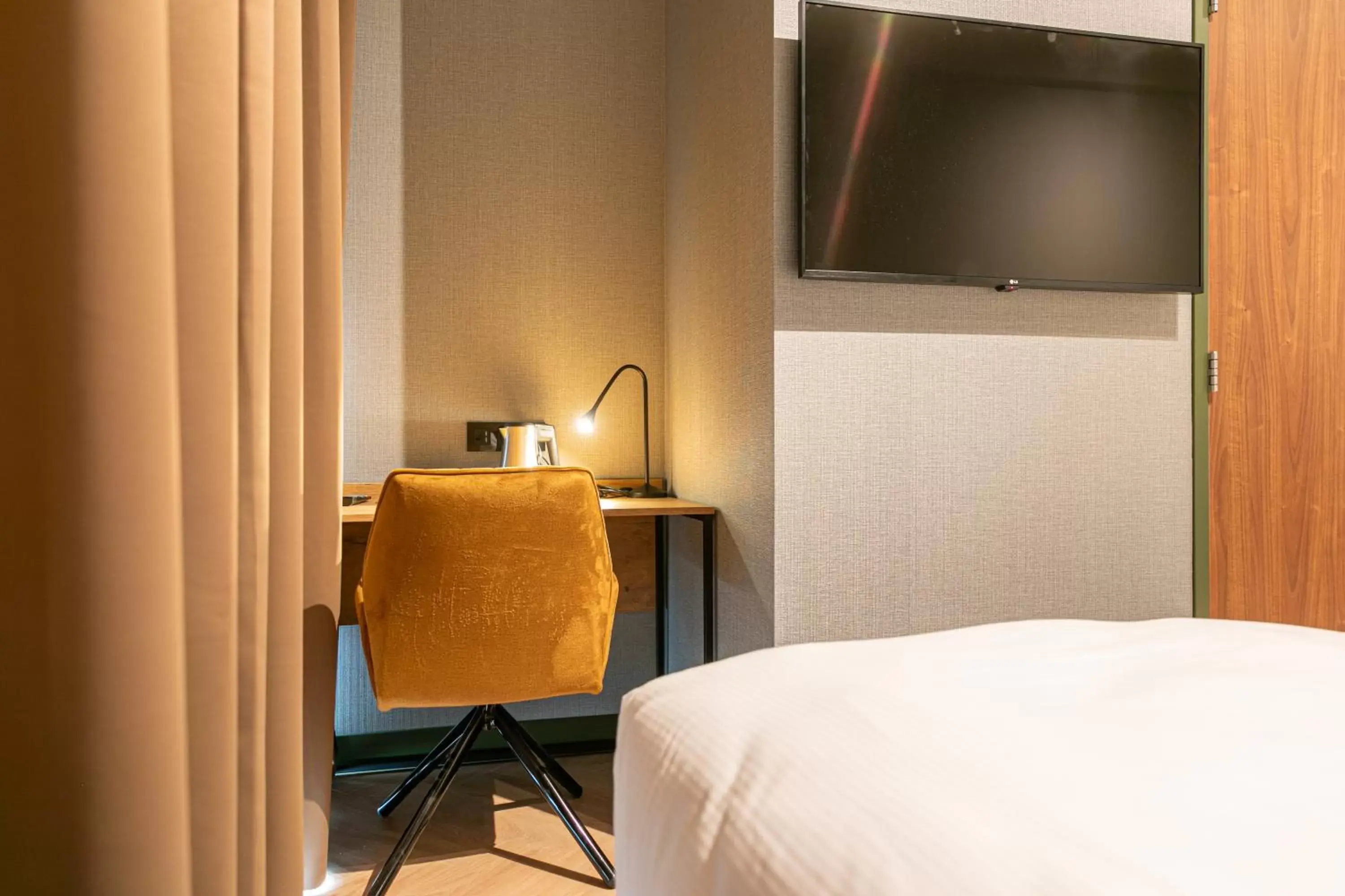 TV and multimedia, TV/Entertainment Center in Distrikt Hotels Amsterdam Zaandam