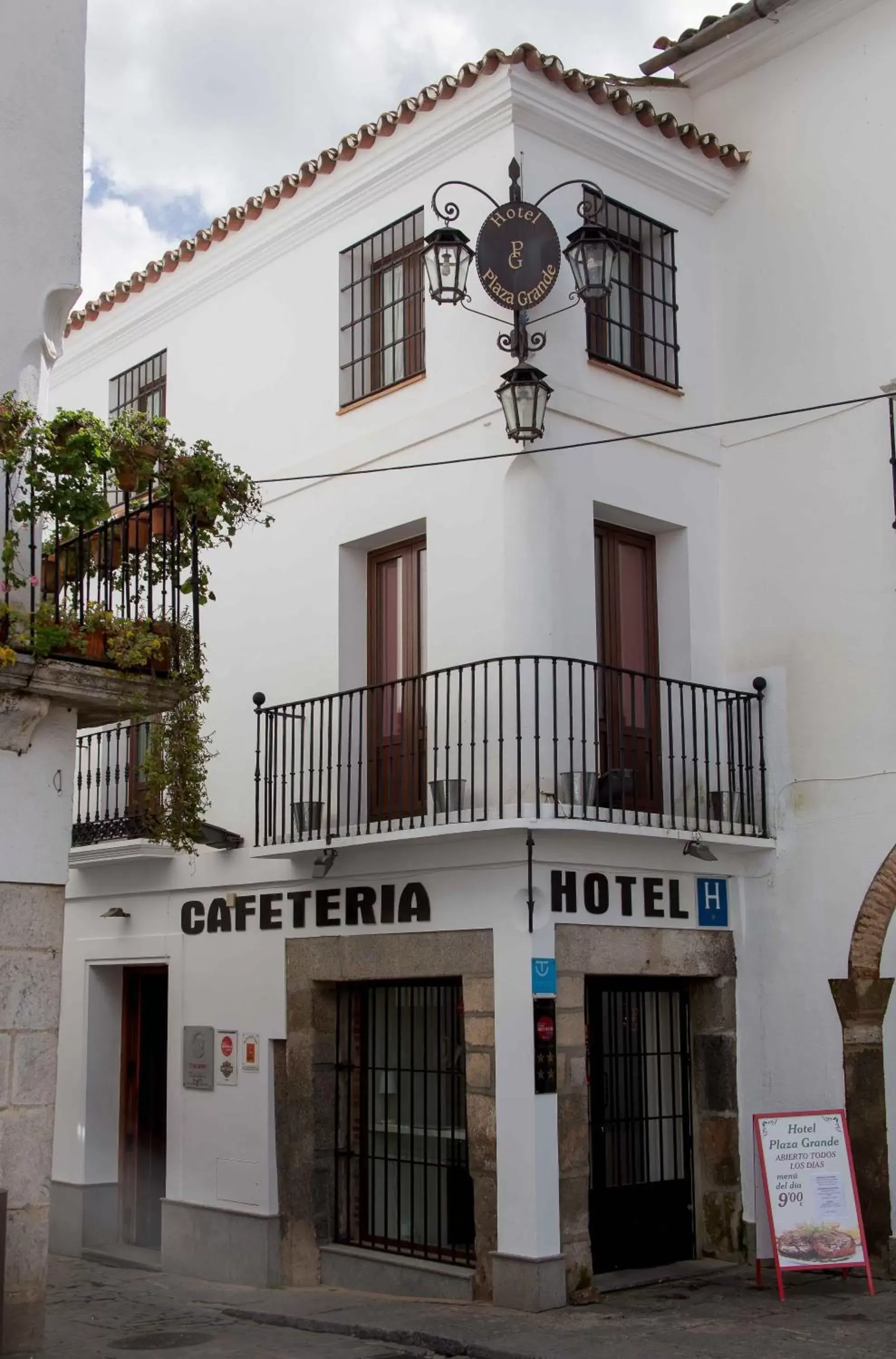 Facade/entrance, Property Building in Hotel Plaza Grande