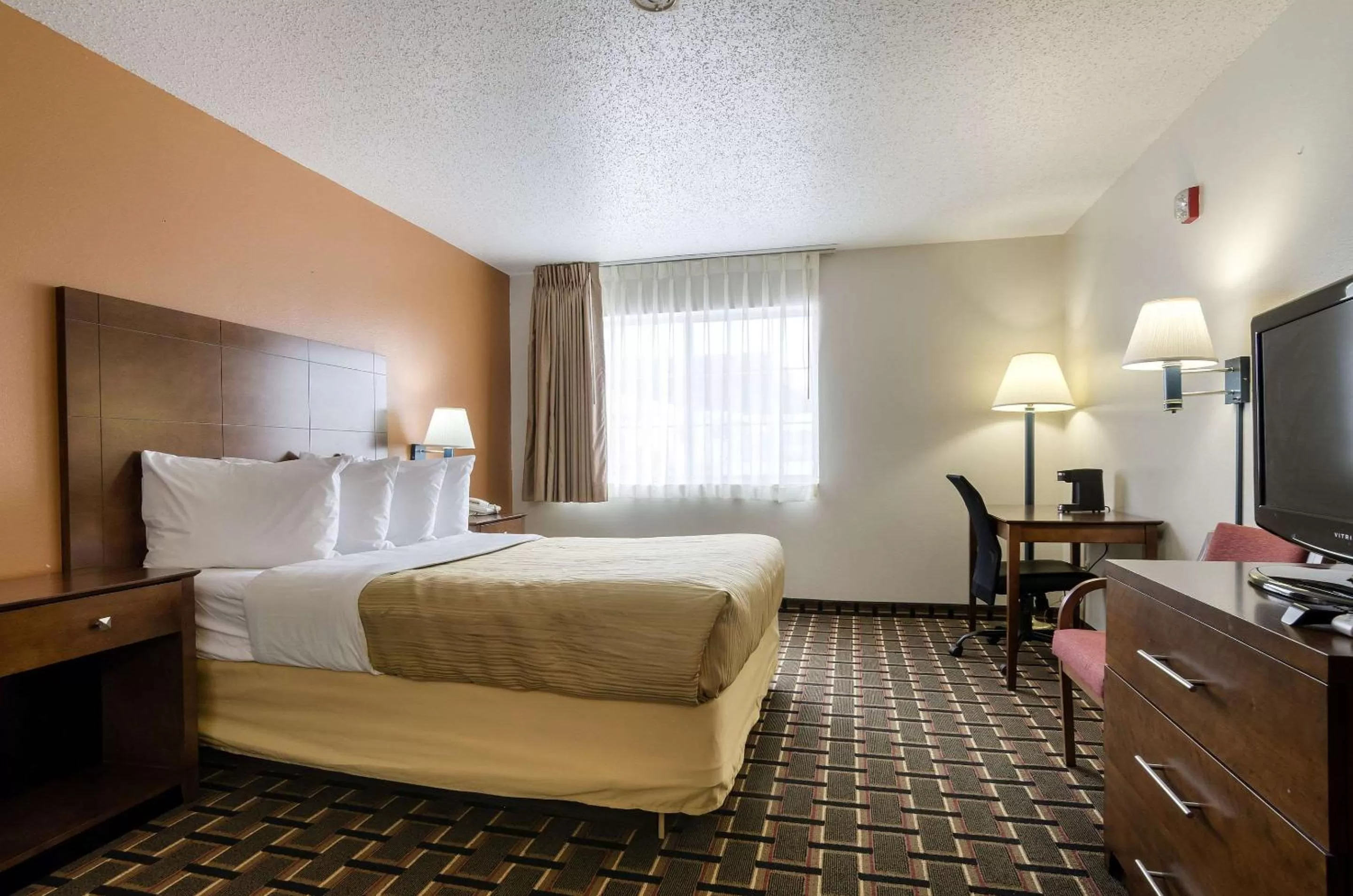 Photo of the whole room, Bed in Quality Inn Osceola