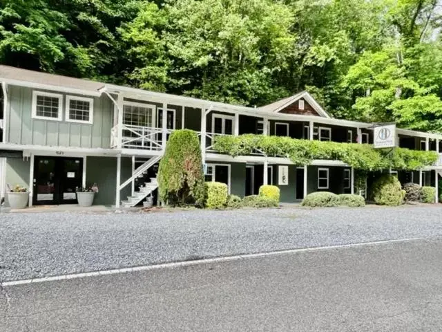 Property Building in Hickory Falls Inn