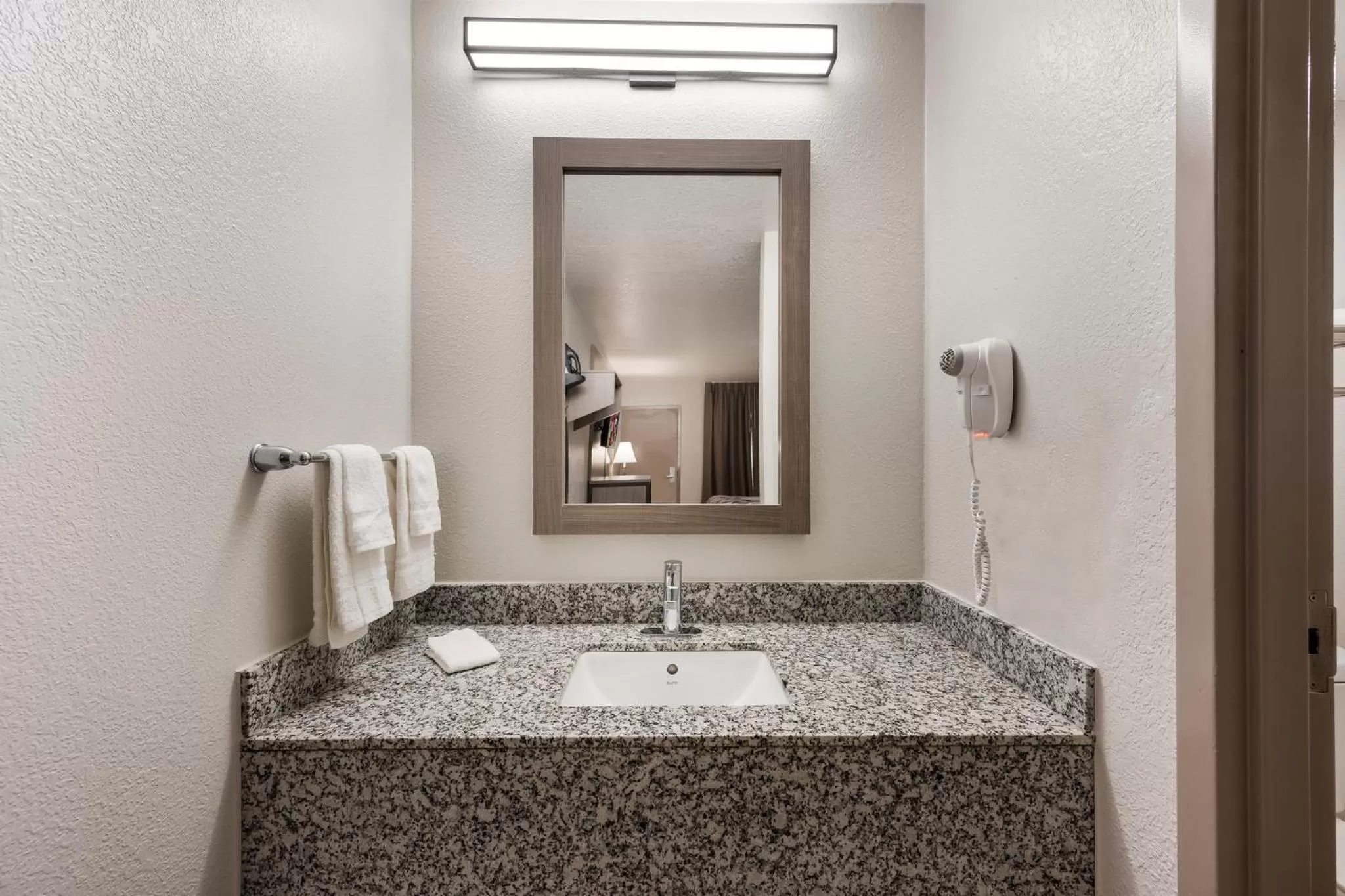 Bathroom in Red Roof Inn Birmingham South