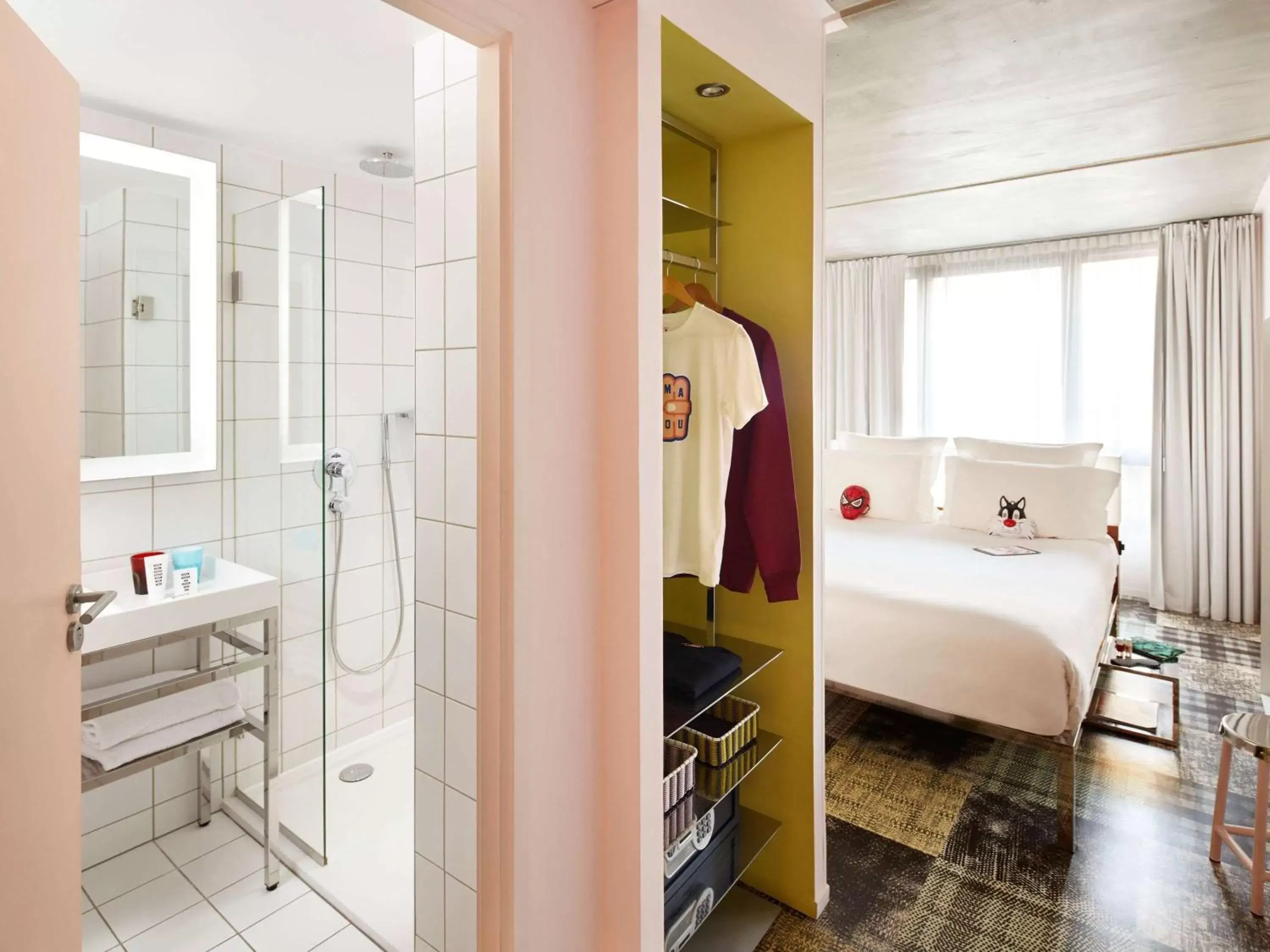 Photo of the whole room, Bathroom in Mama Shelter Marseille