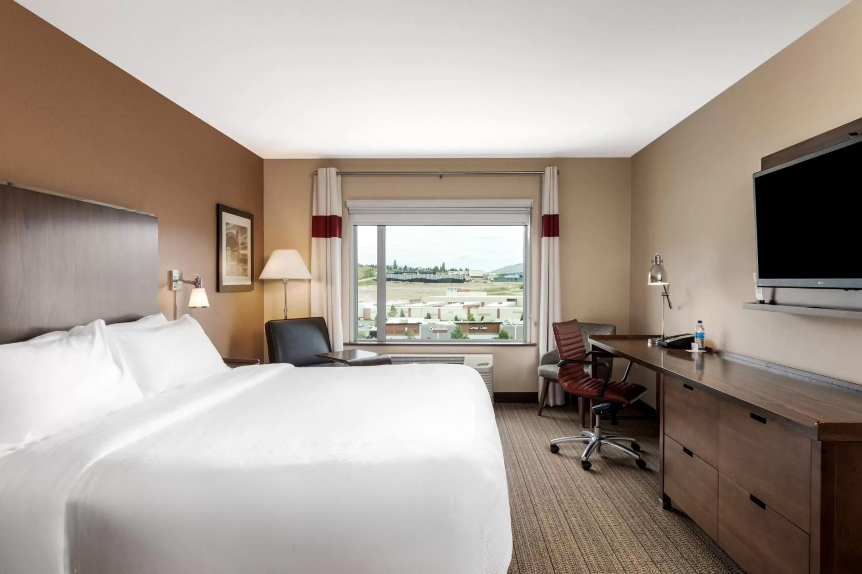 Photo of the whole room, Bed in Four Points by Sheraton Kelowna Airport