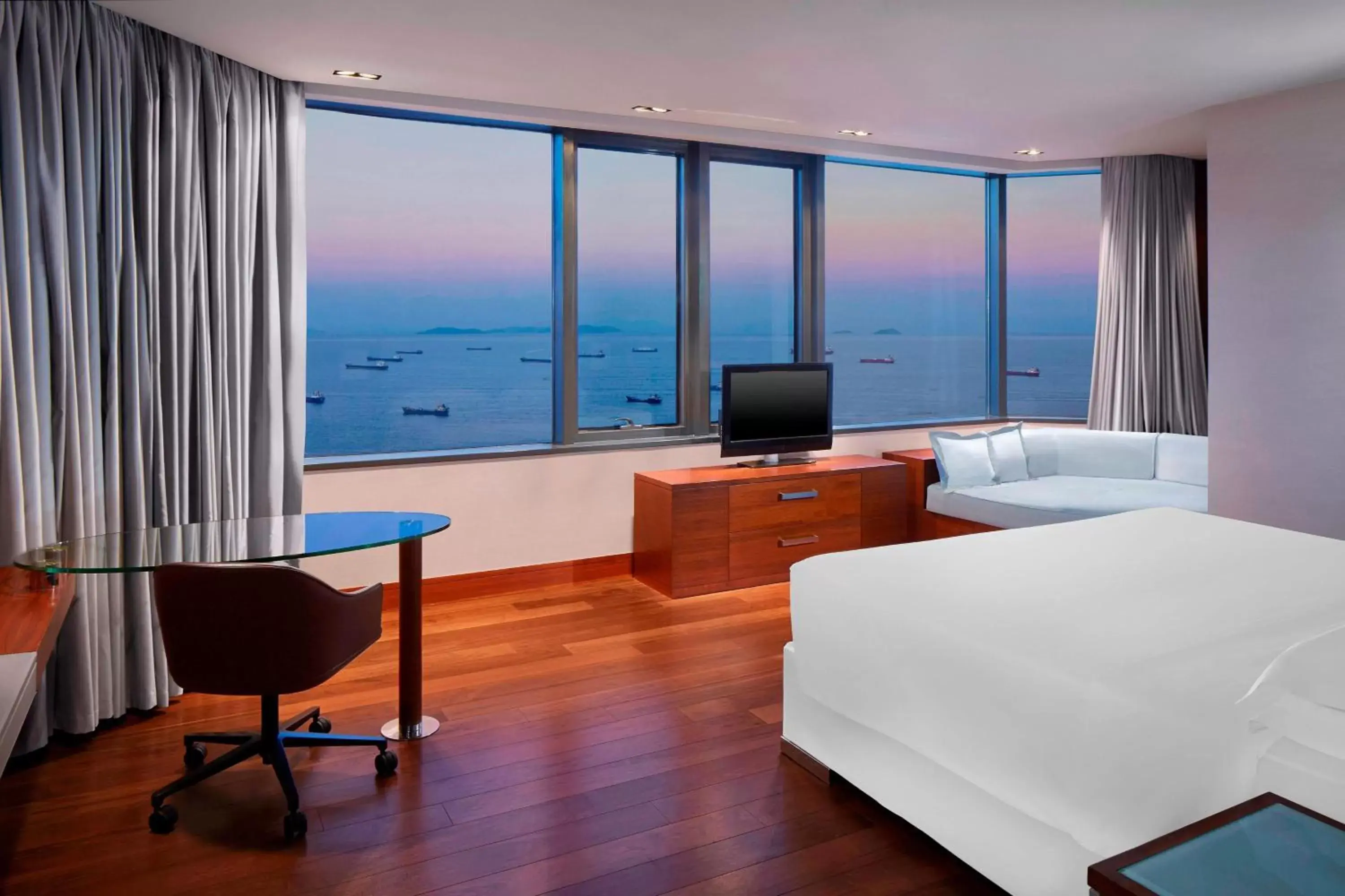 Photo of the whole room, Sea View in Sheraton Istanbul Atakoy Hotel