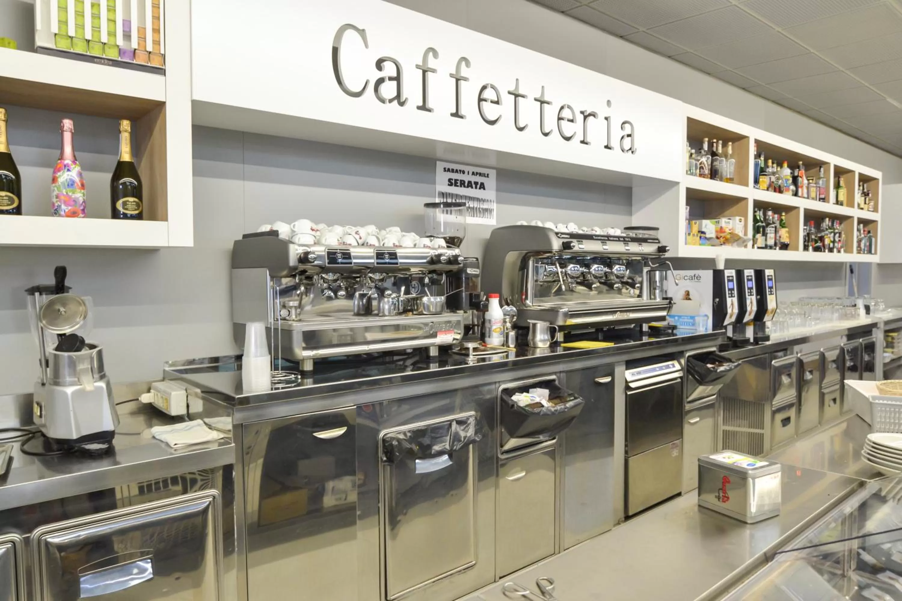 Restaurant/places to eat in Motel S.16