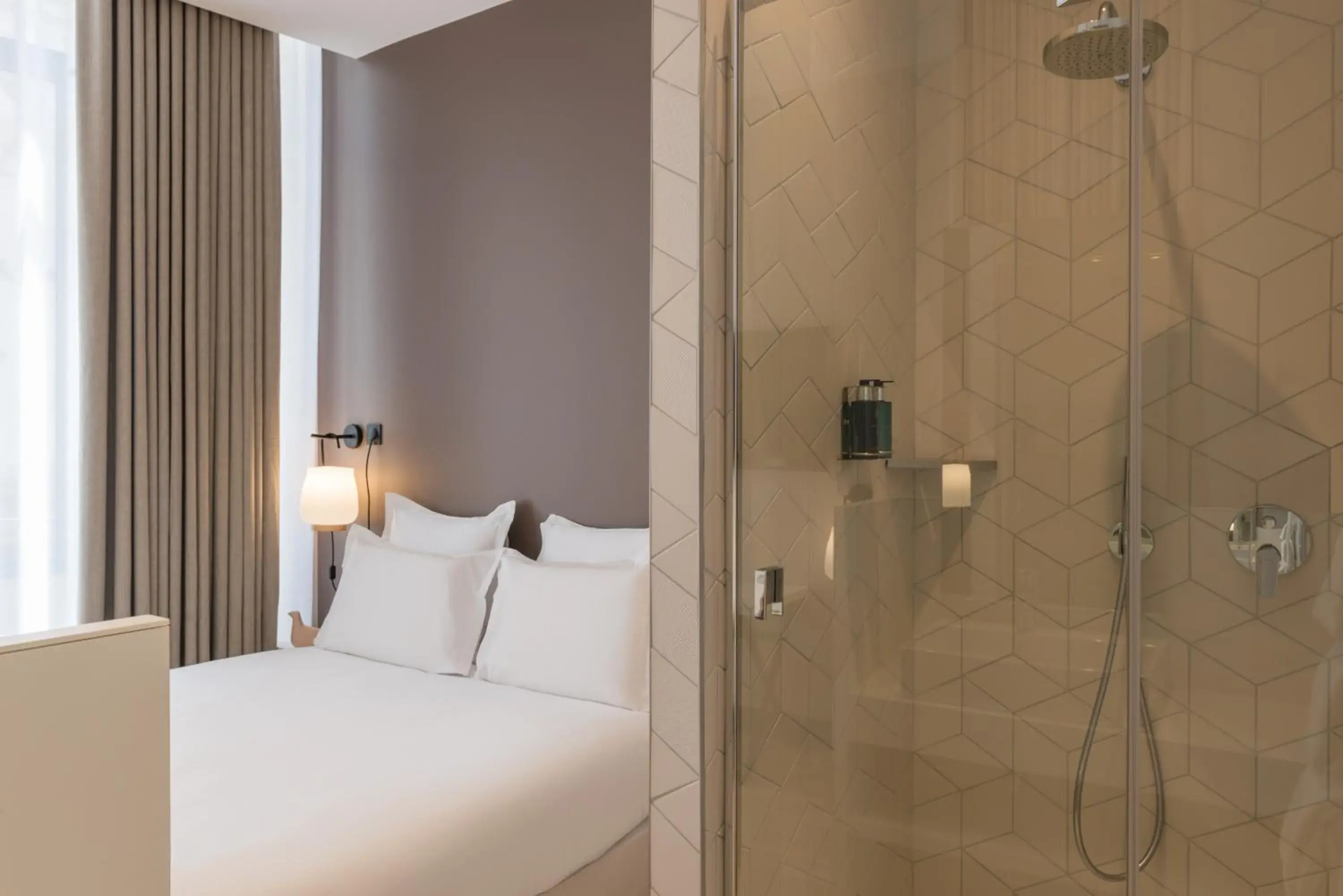 Shower, Bed in Maison Nô - Hôtel et Rooftop