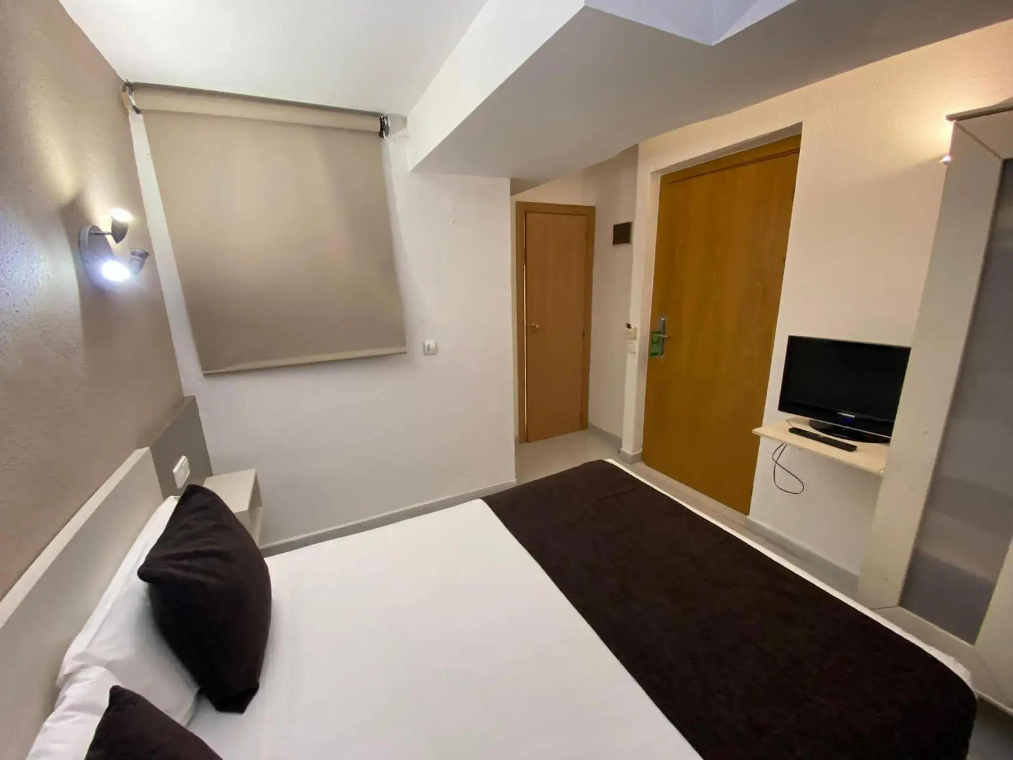 Bedroom, TV/Entertainment Center in Hotel Travessera